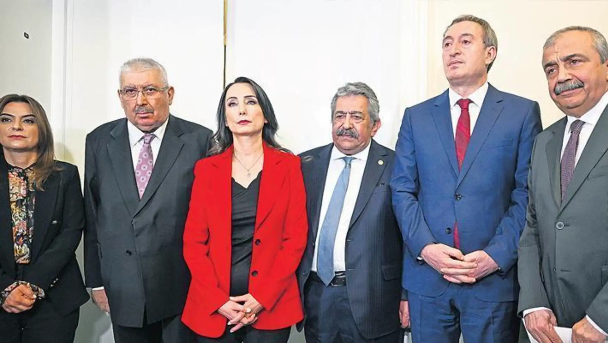 AK Parti MKYK toplantısında bir araya gelen partililer.
