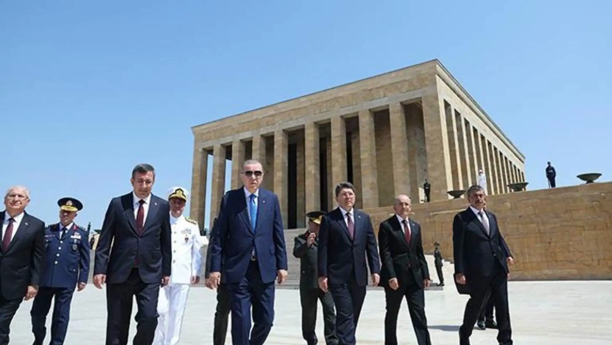 Cumhurbaşkanı Erdoğan ve YAŞ üyeleri Anıtkabir önünde yürüyüş yapıyor.