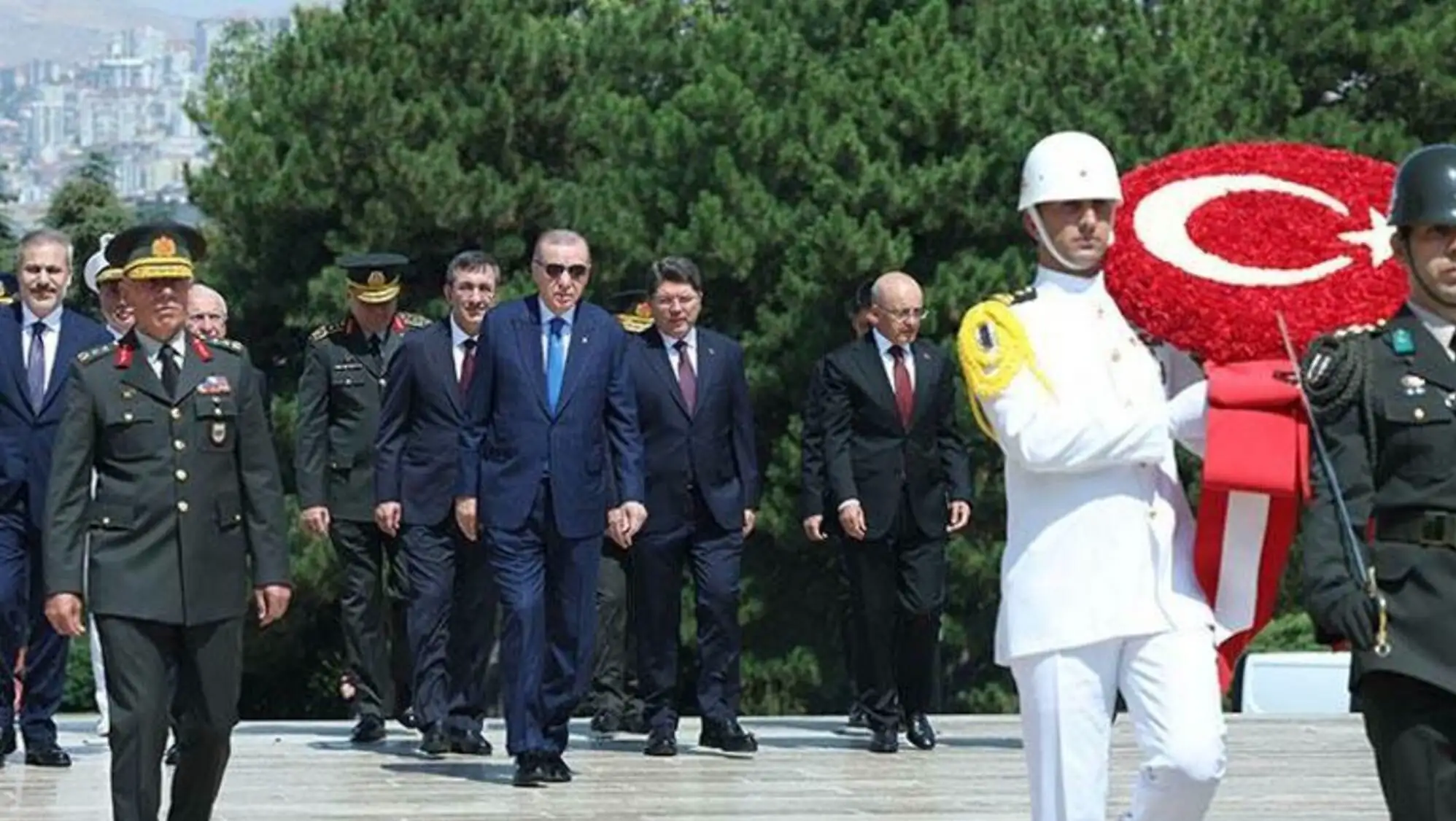 Cumhurbaşkanı Erdoğan, Anıtkabir'de saygı duruşunda bulunuyor.