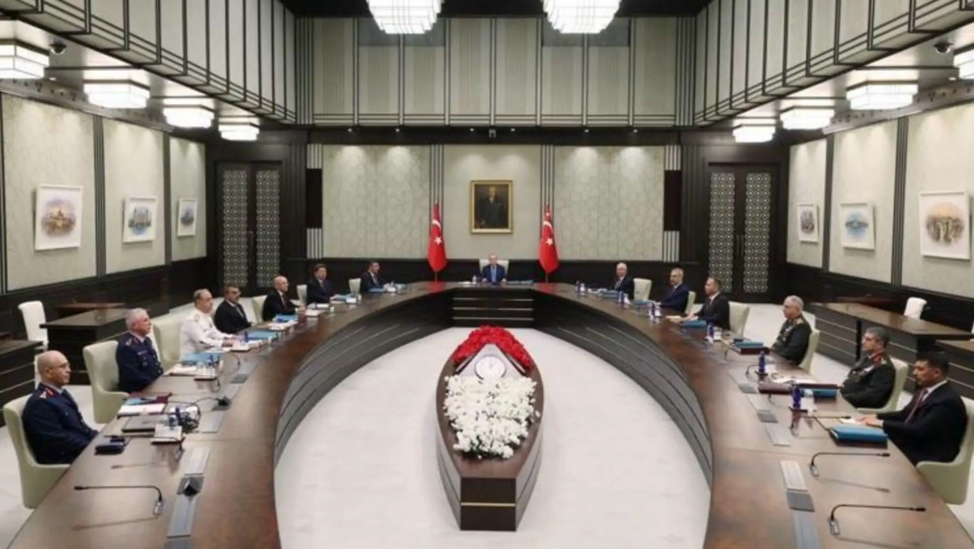 Cumhurbaşkanı Erdoğan, toplantı öncesi Anıtkabir'de bir grup insanla birlikte.