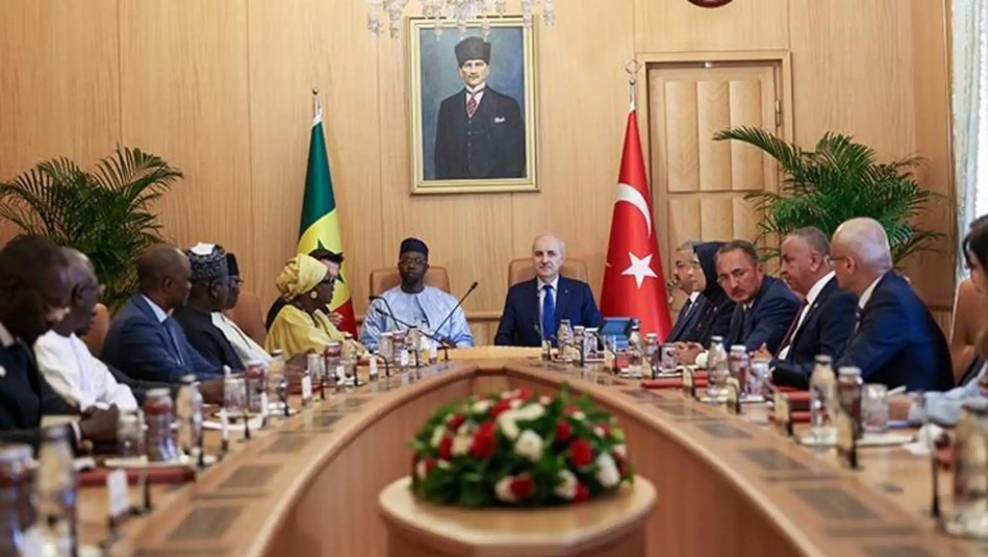 Kurtulmuş ve Sonko, heyetler arası toplantıda bir araya geldi. Kurtulmuş ve Sonko, heyetler arası toplantıda bir araya geldi.