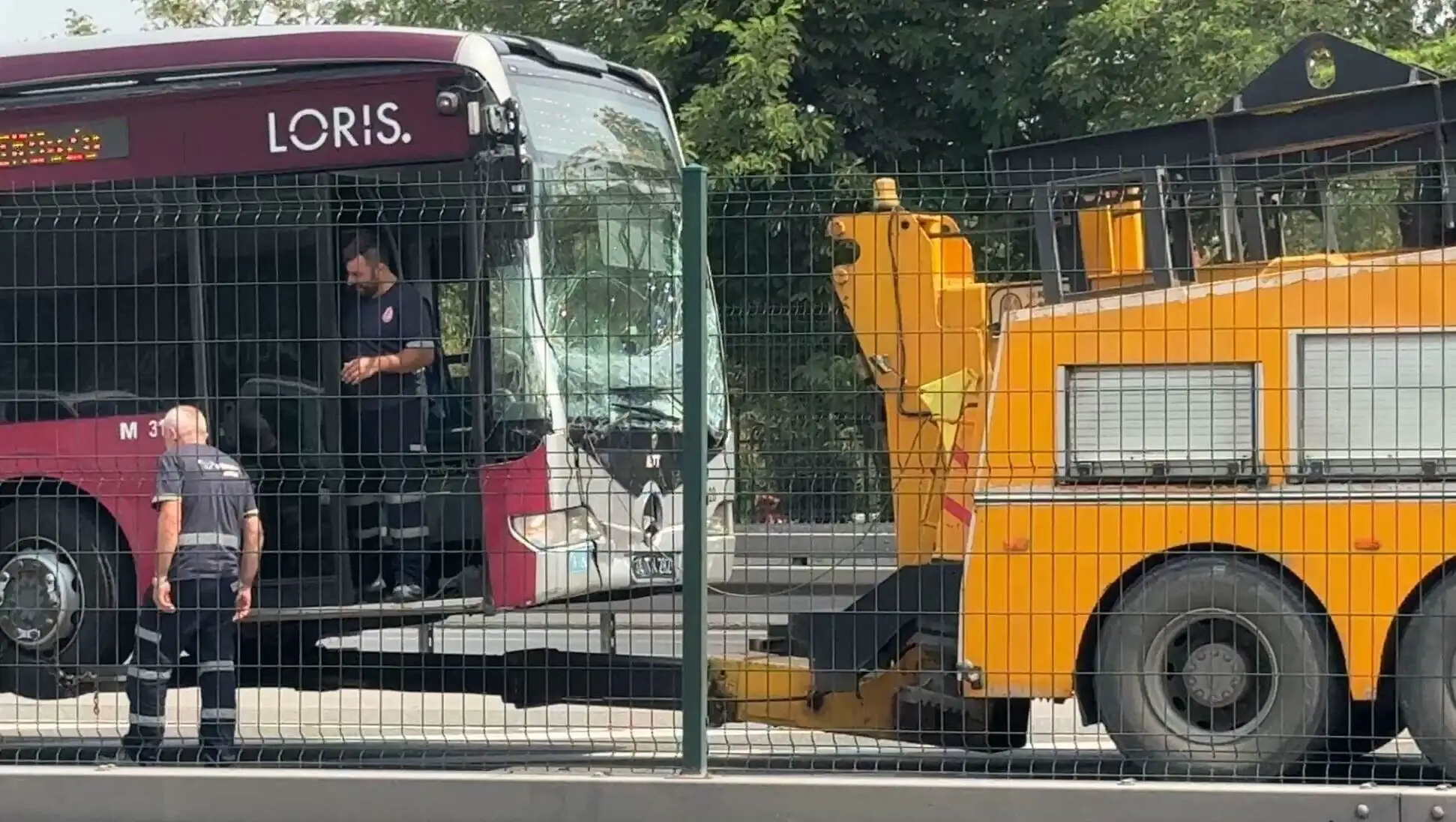 Kaza sonrası metrobüslerin durumu. Kaza sonrası metrobüslerin durumu.