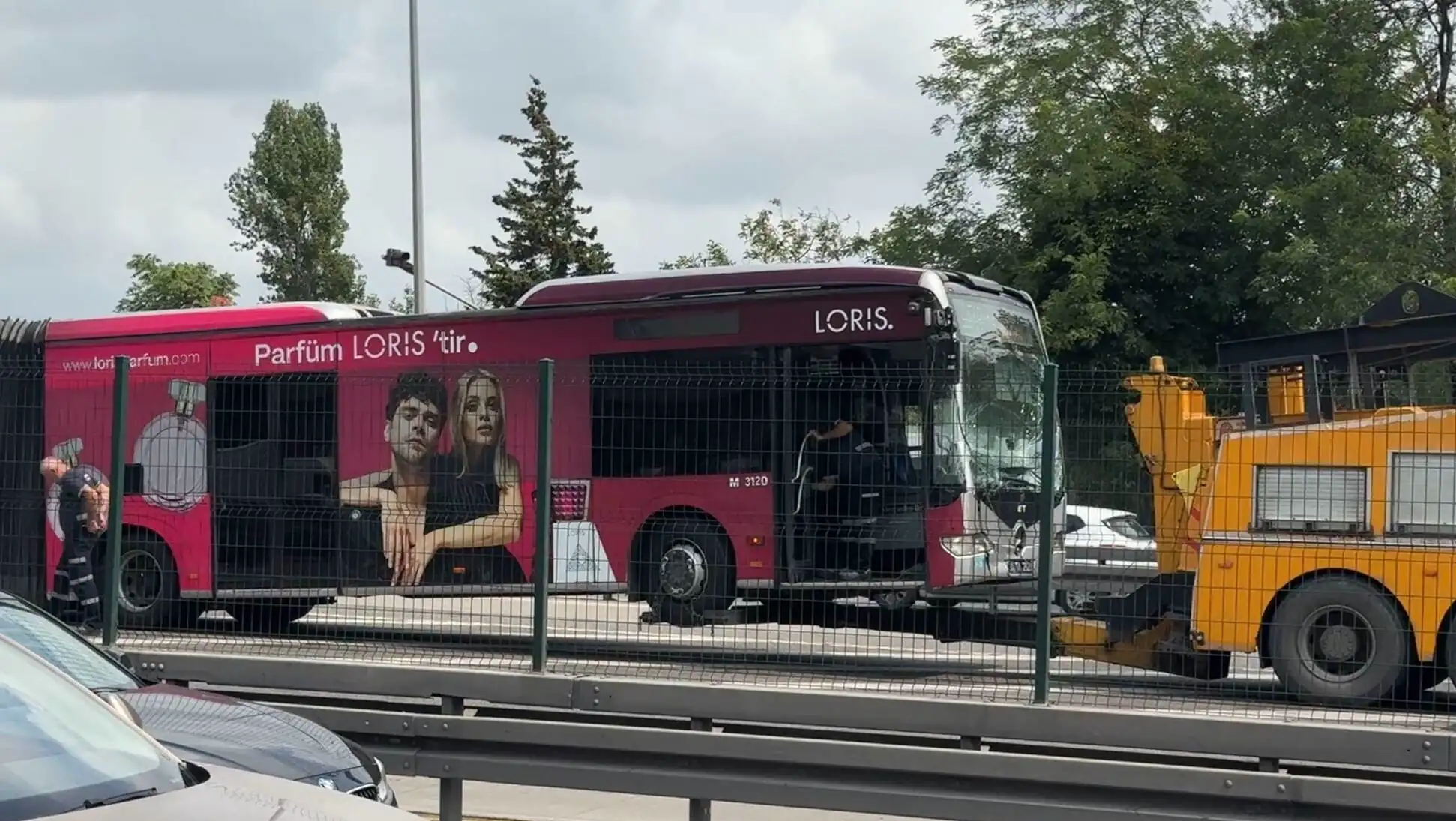 Metrobüslerin durumu ve yolcular. Metrobüslerin durumu ve yolcular.