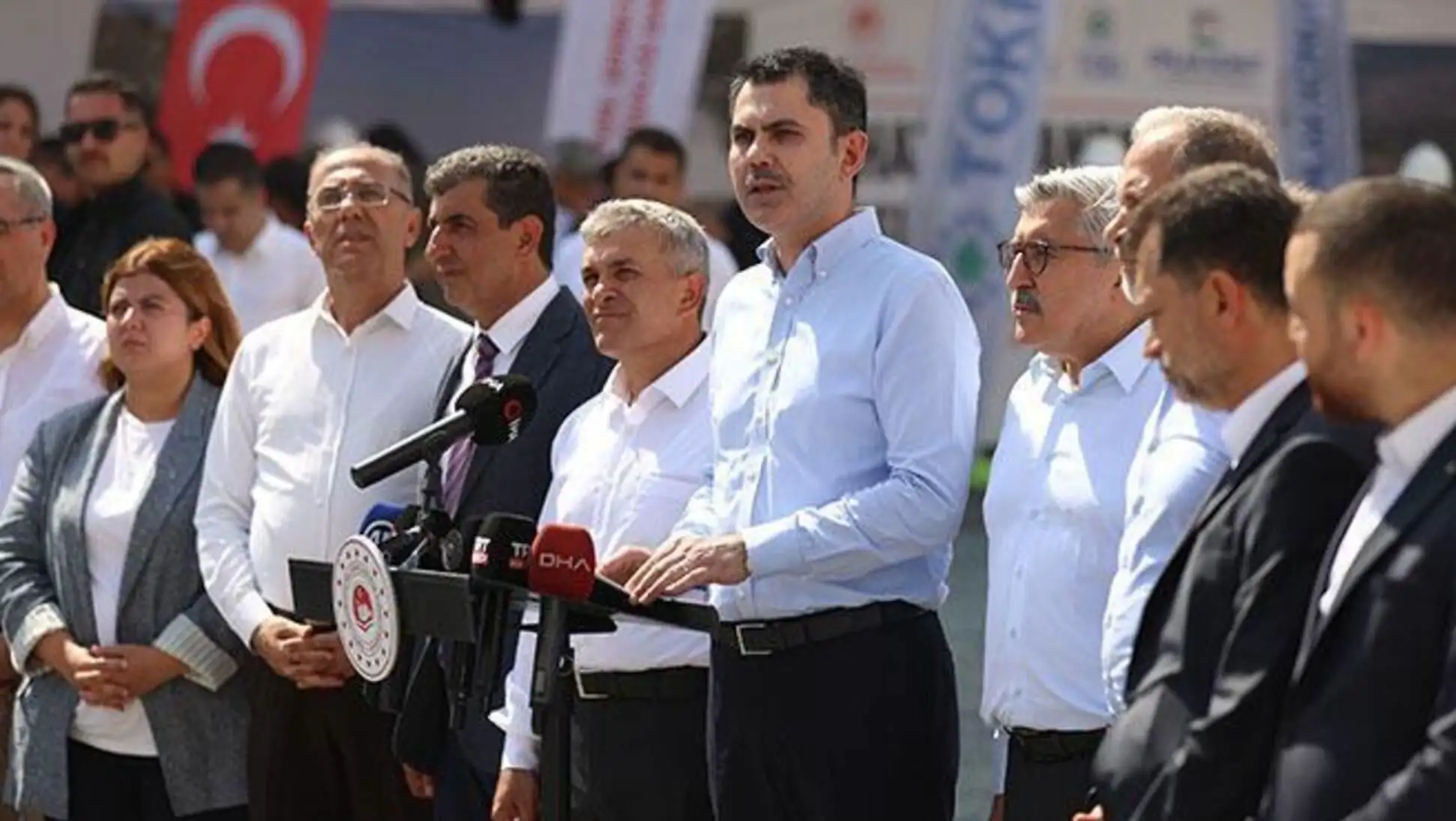 Devlet Bahçeli'nin açıklamaları sırasında bir grup adam. Devlet Bahçeli'nin açıklamaları sırasında bir grup adam.