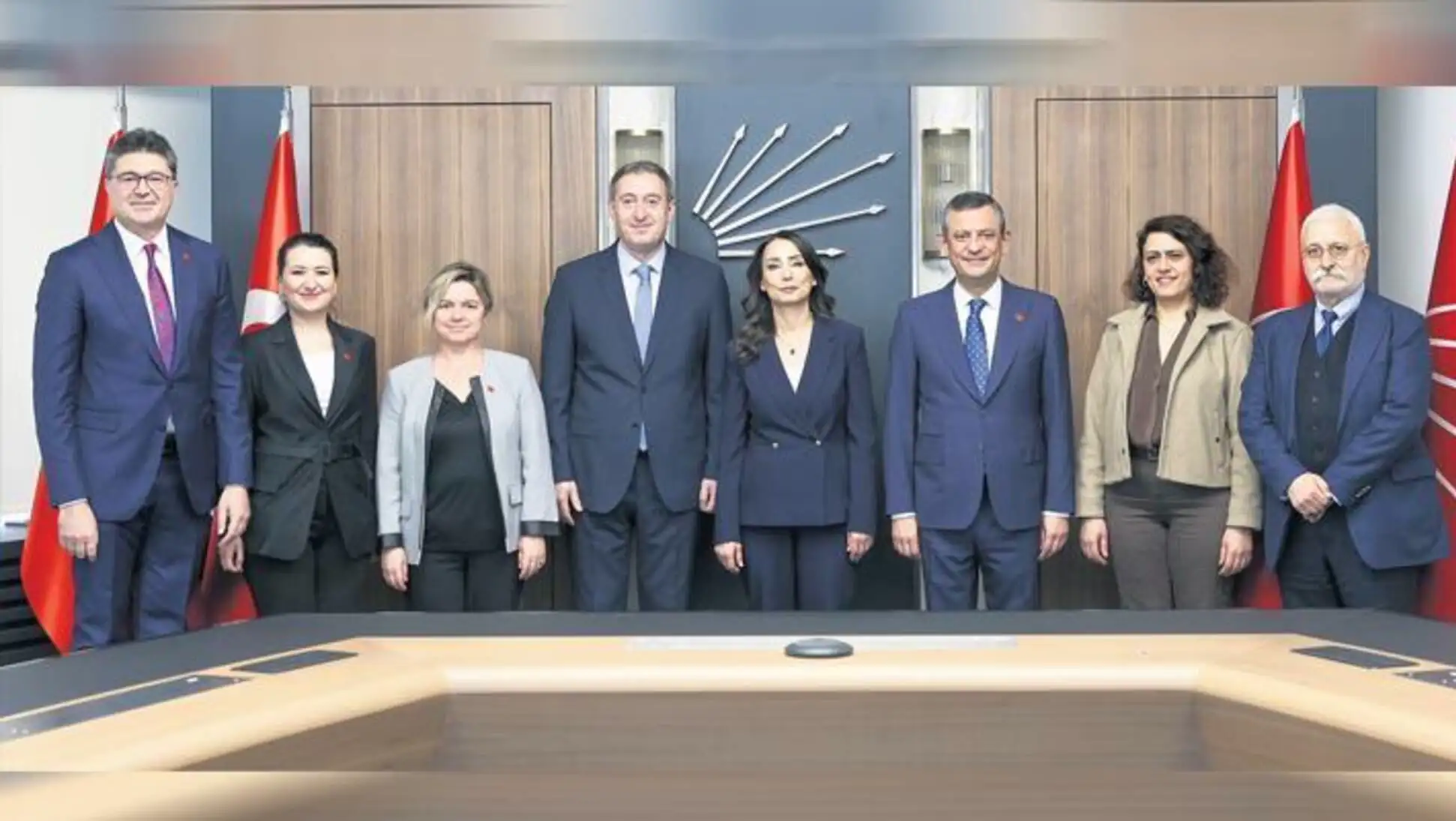 Siyasi liderler bir araya geliyor.