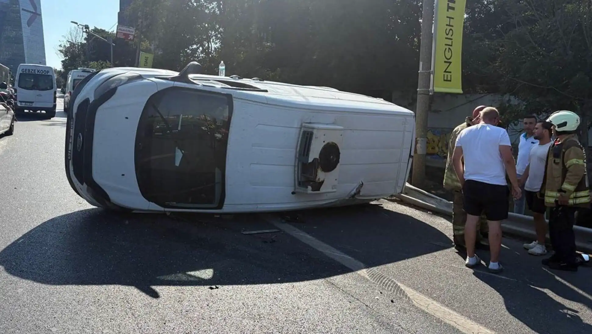 Yolda devrilmiş bir minibüs.