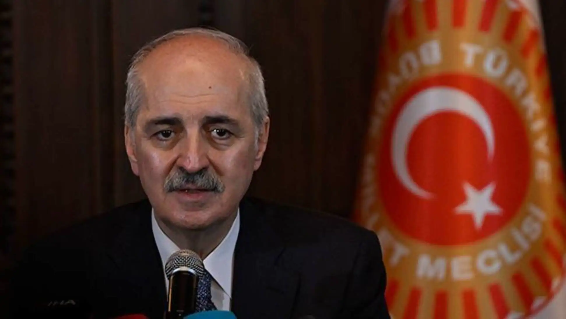 Bir adam takım elbise giymiş.