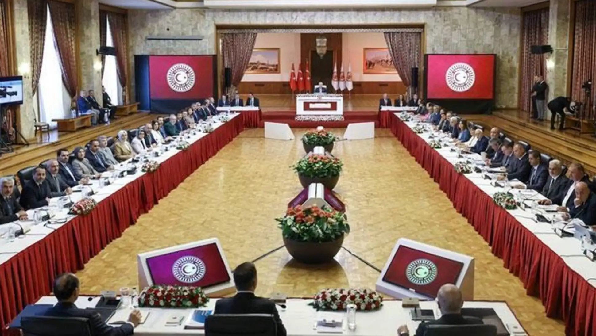 AK Parti milletvekilleri toplantıda bir araya geldi.
