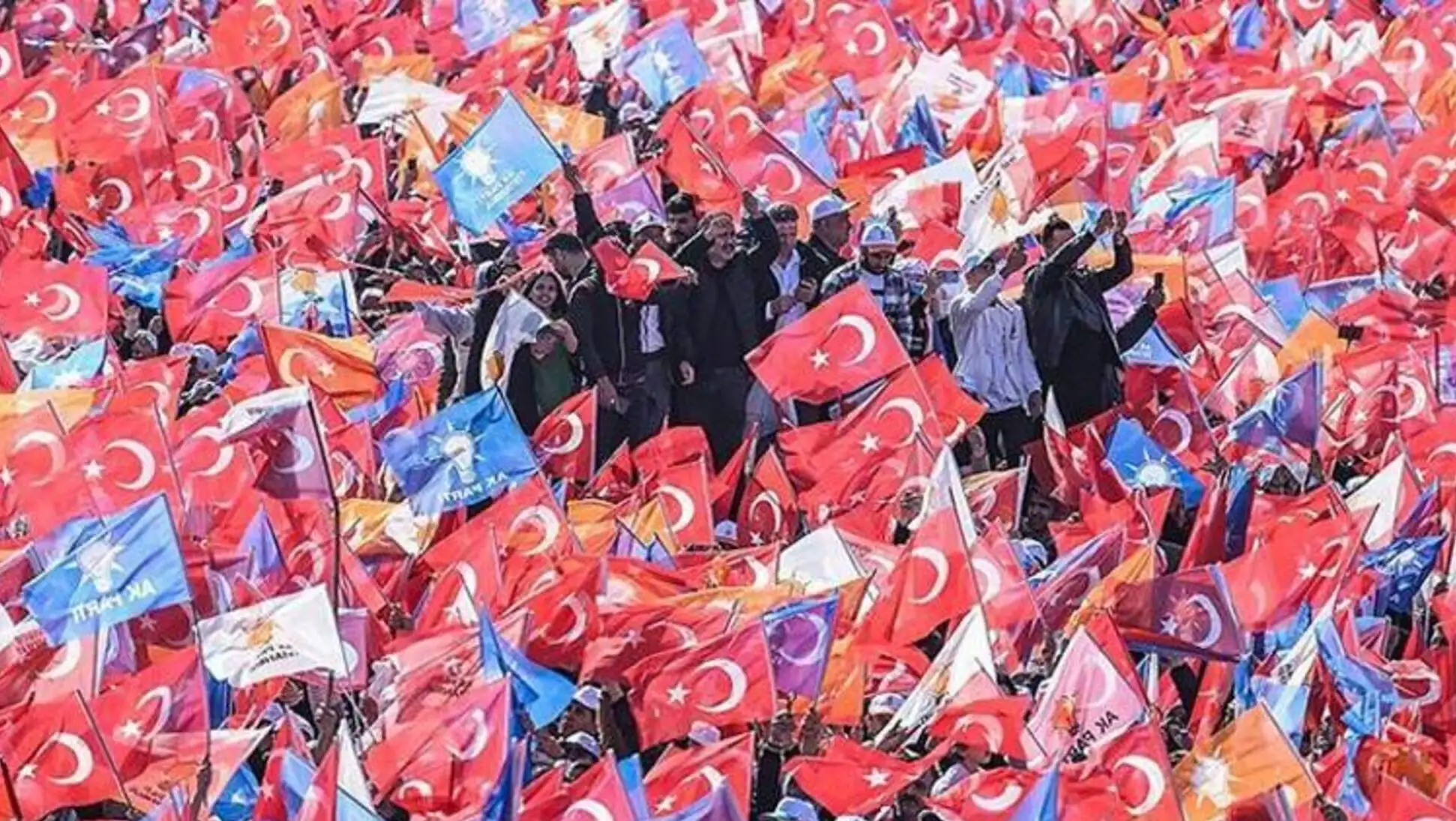 AK Parti'nin 24. kuruluş yıl dönümü etkinliğinde katılımcılar.