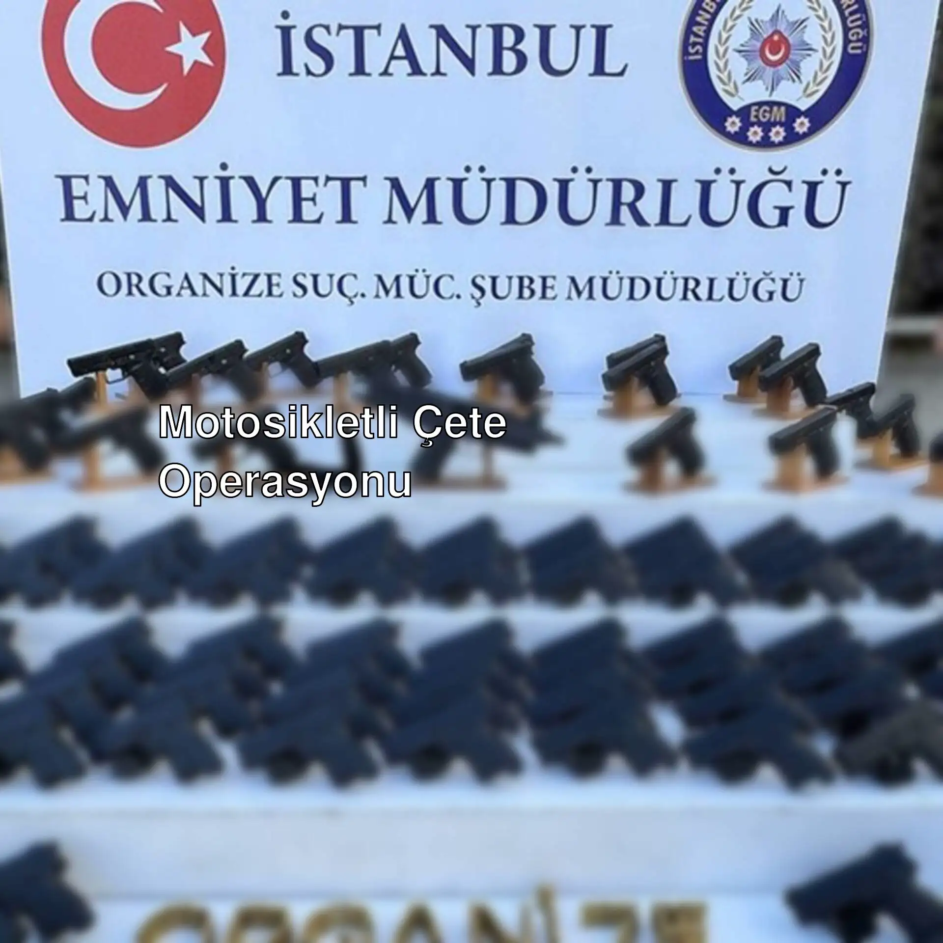 Motosikletli çeteye yönelik operasyon sırasında ele geçirilen silahlar. Motosikletli çeteye yönelik operasyon sırasında ele geçirilen silahlar.