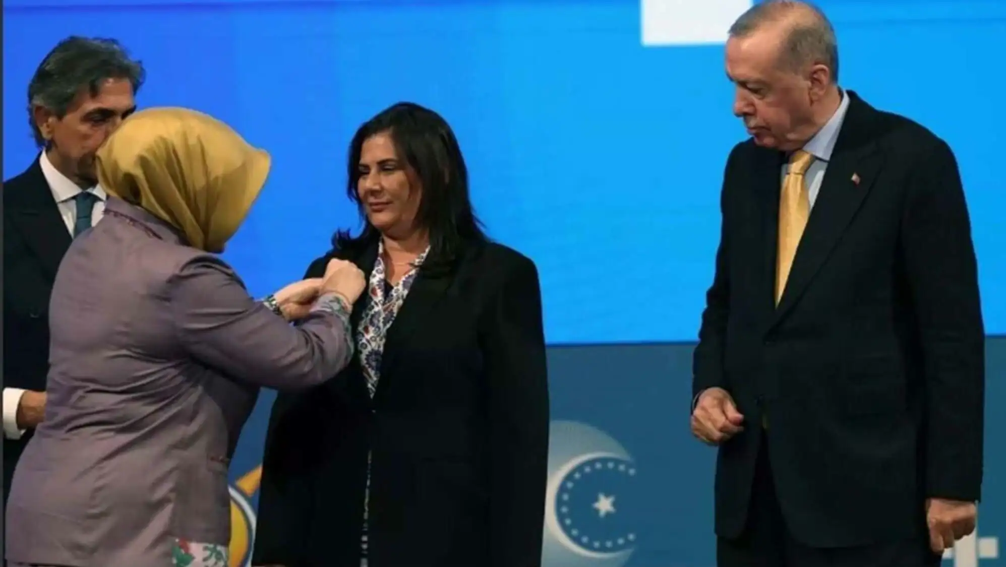 Özlem Çerçioğlu, AKP'ye katılma töreninde. Özlem Çerçioğlu, AKP'ye katılma töreninde.
