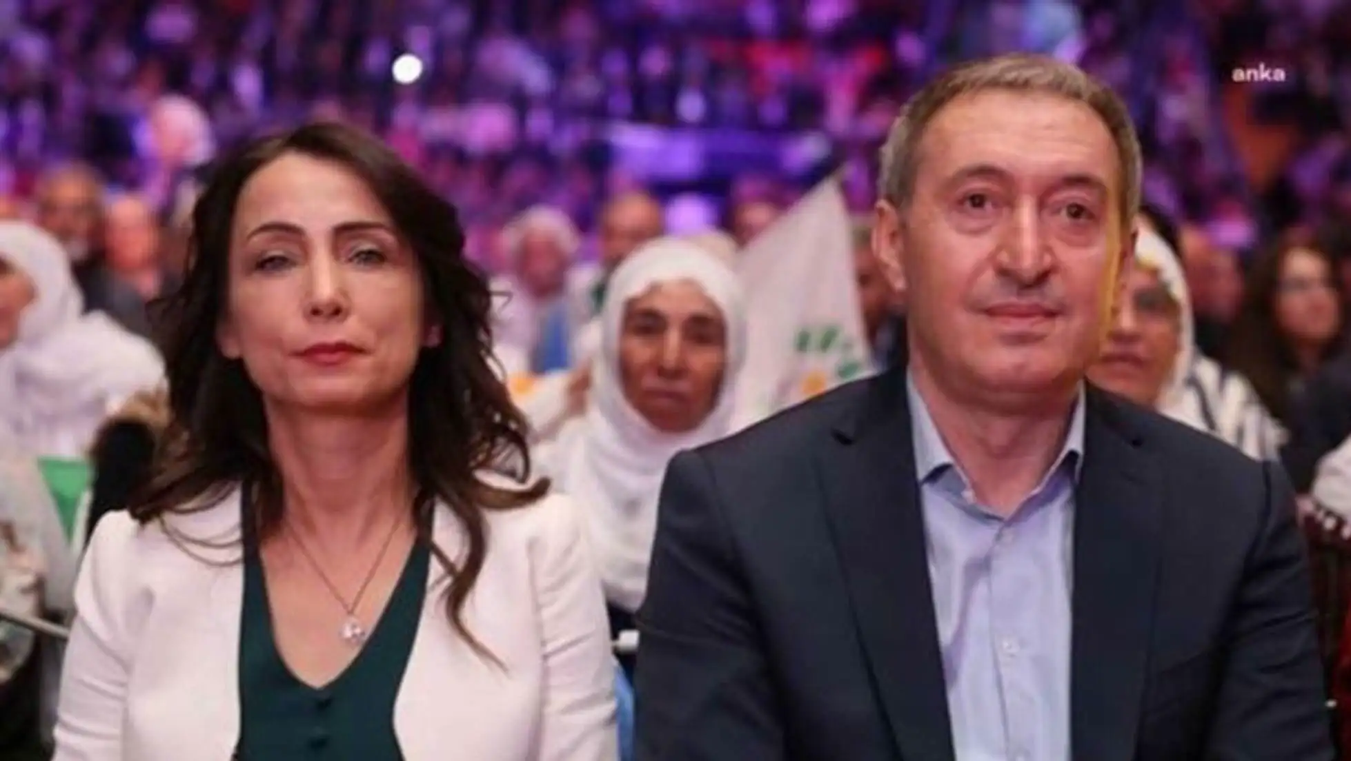 DEM Parti Eş Başkanları, gözaltı operasyonlarına karşı basın toplantısı düzenliyor. DEM Parti Eş Başkanları, gözaltı operasyonlarına karşı basın toplantısı düzenliyor.