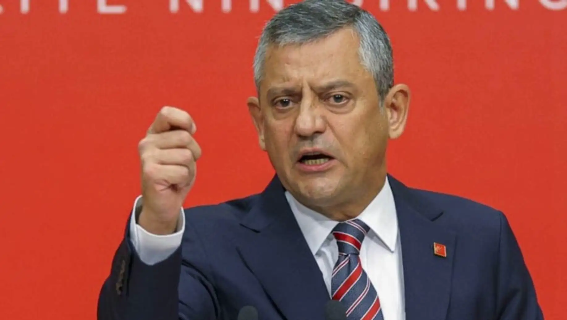 Özgür Özel pointing his finger while speaking. Özgür Özel pointing his finger while speaking.