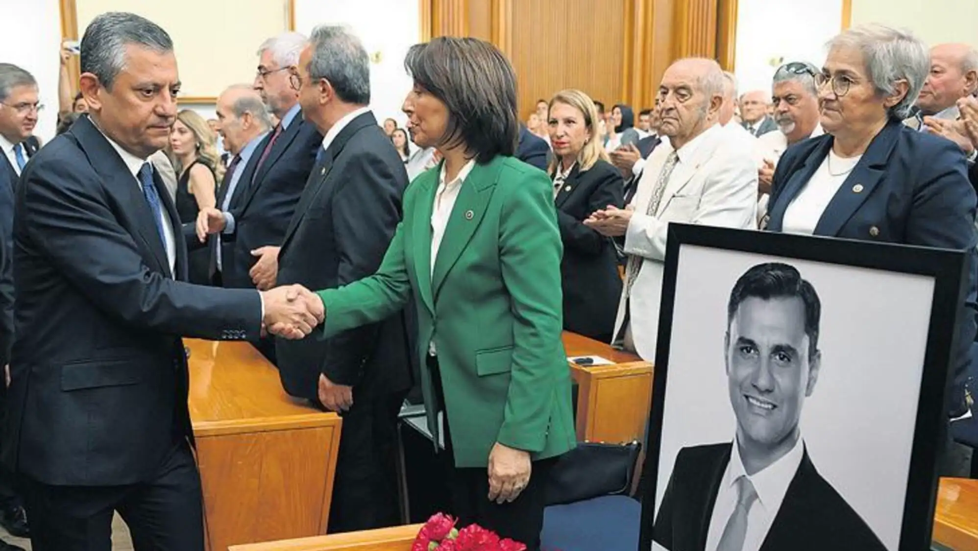 Özgür Özel shaking hands with a woman. Özgür Özel shaking hands with a woman.