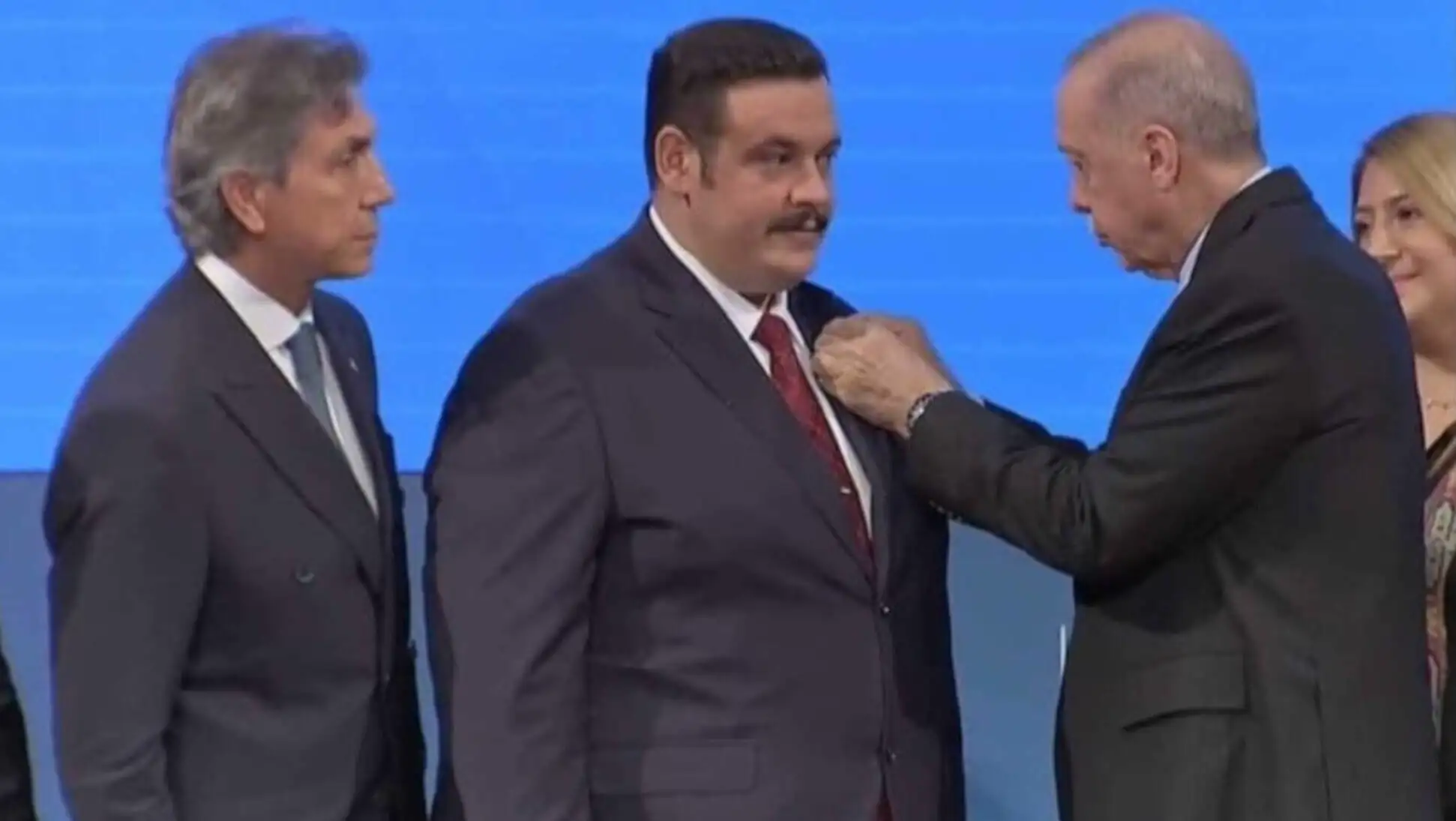 Cumhurbaşkanı Erdoğan, AKP'ye katılan belediye başkanlarına rozet takıyor. Cumhurbaşkanı Erdoğan, AKP'ye katılan belediye başkanlarına rozet takıyor.