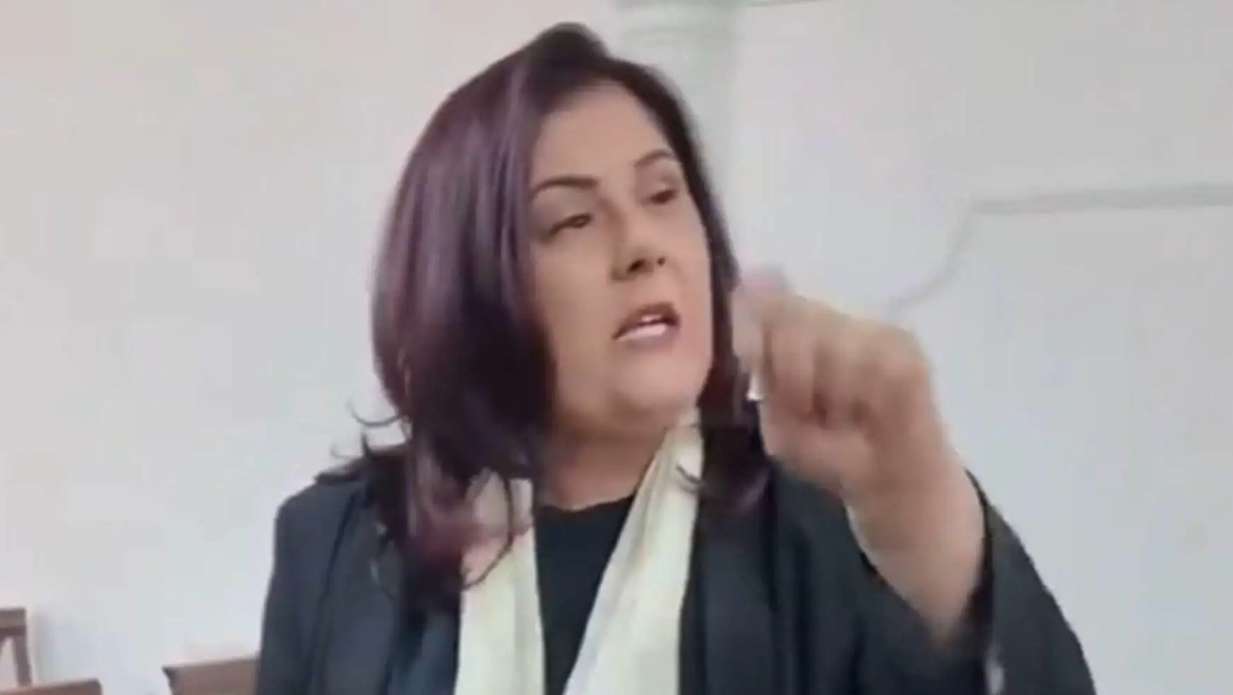 Bir kadın parmağını işaret ediyor. Bir kadın parmağını işaret ediyor.