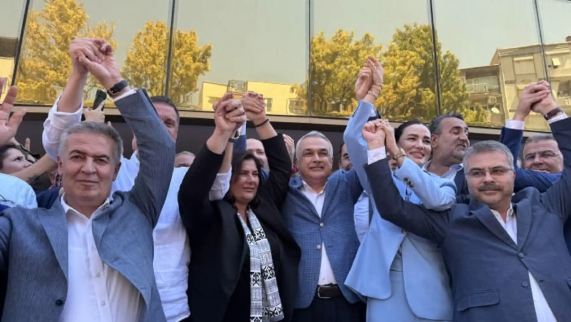 Özlem Çerçioğlu, AKP'li yöneticilerle birlikte. Özlem Çerçioğlu, AKP'li yöneticilerle birlikte.