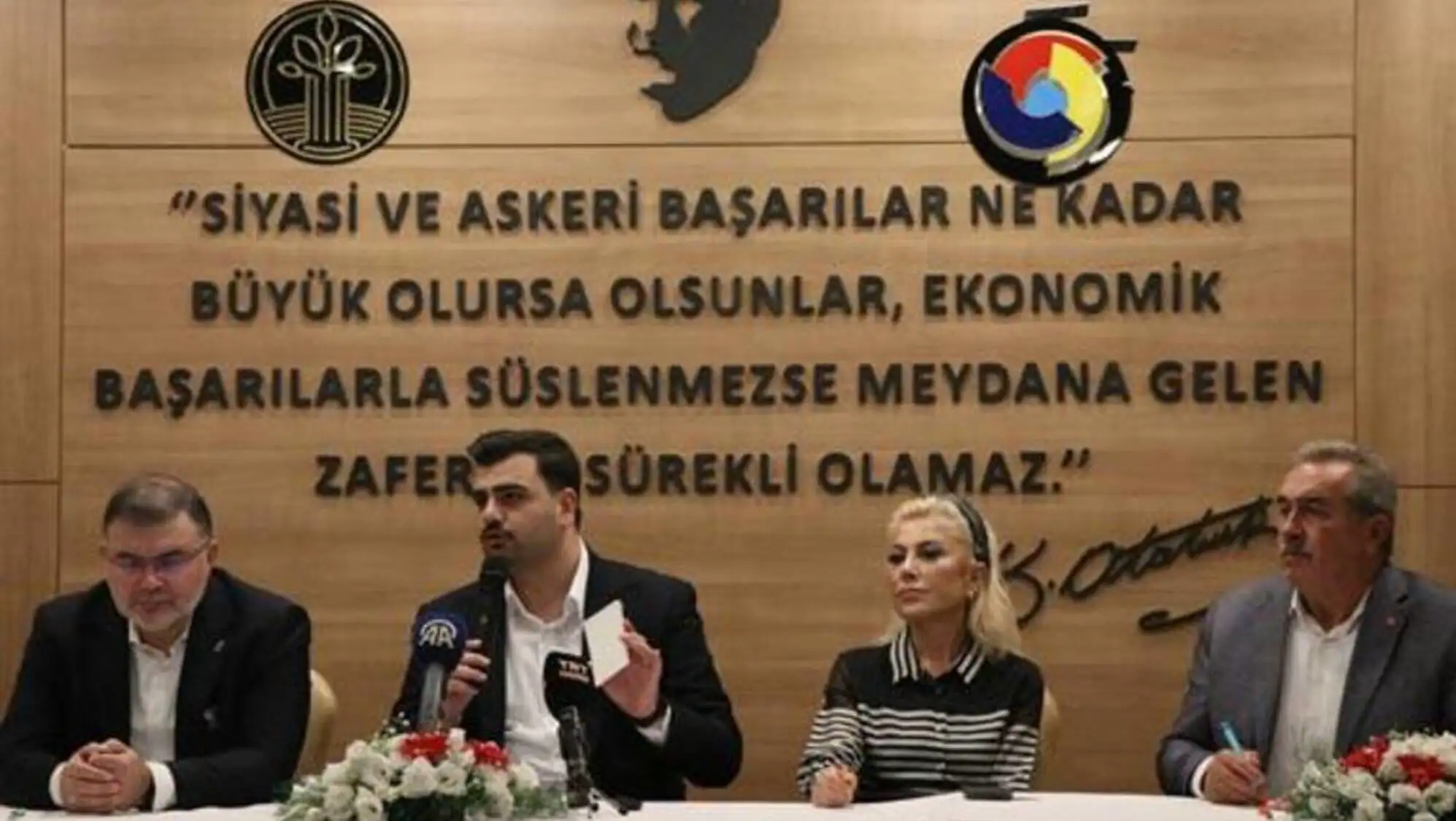 Parti toplantısında katılımcılar. Parti toplantısında katılımcılar.