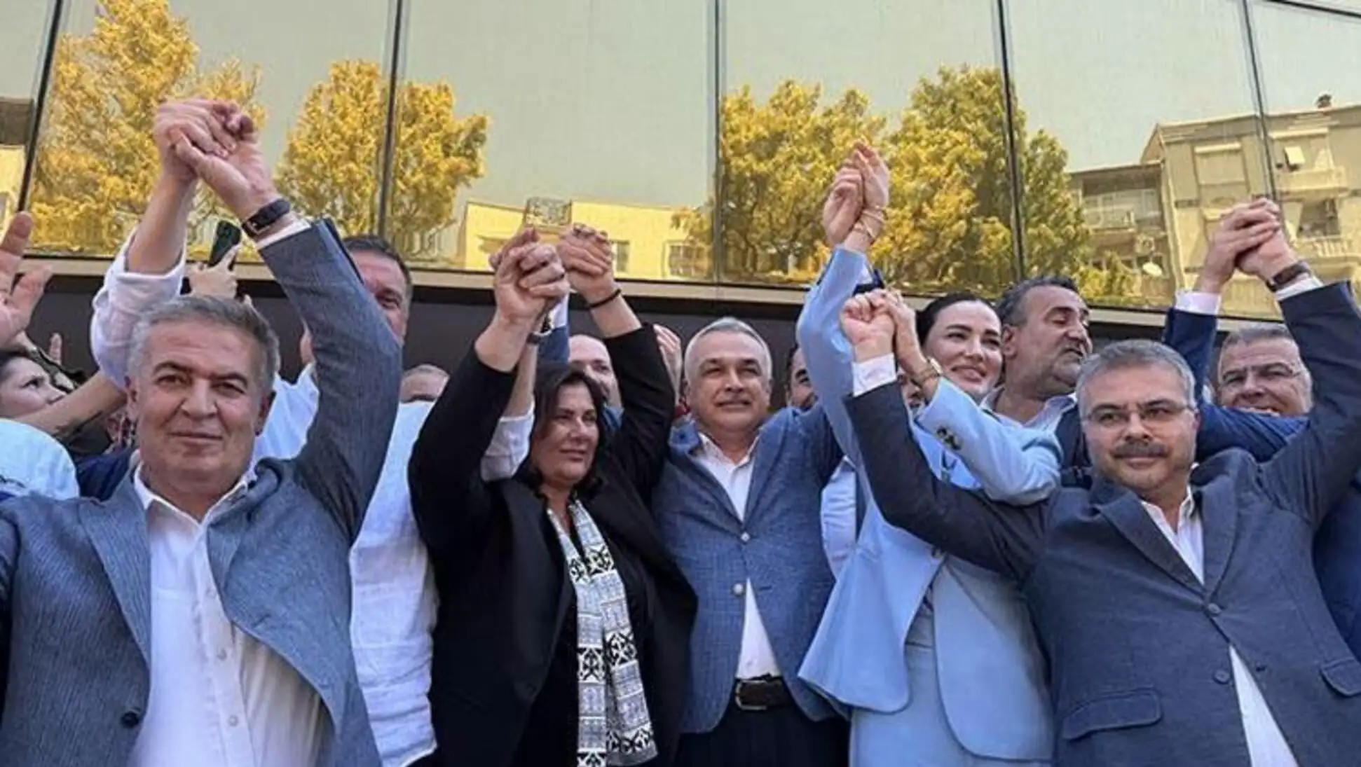 AK Party officials welcoming Özlem Çerçioğlu. AK Party officials welcoming Özlem Çerçioğlu.