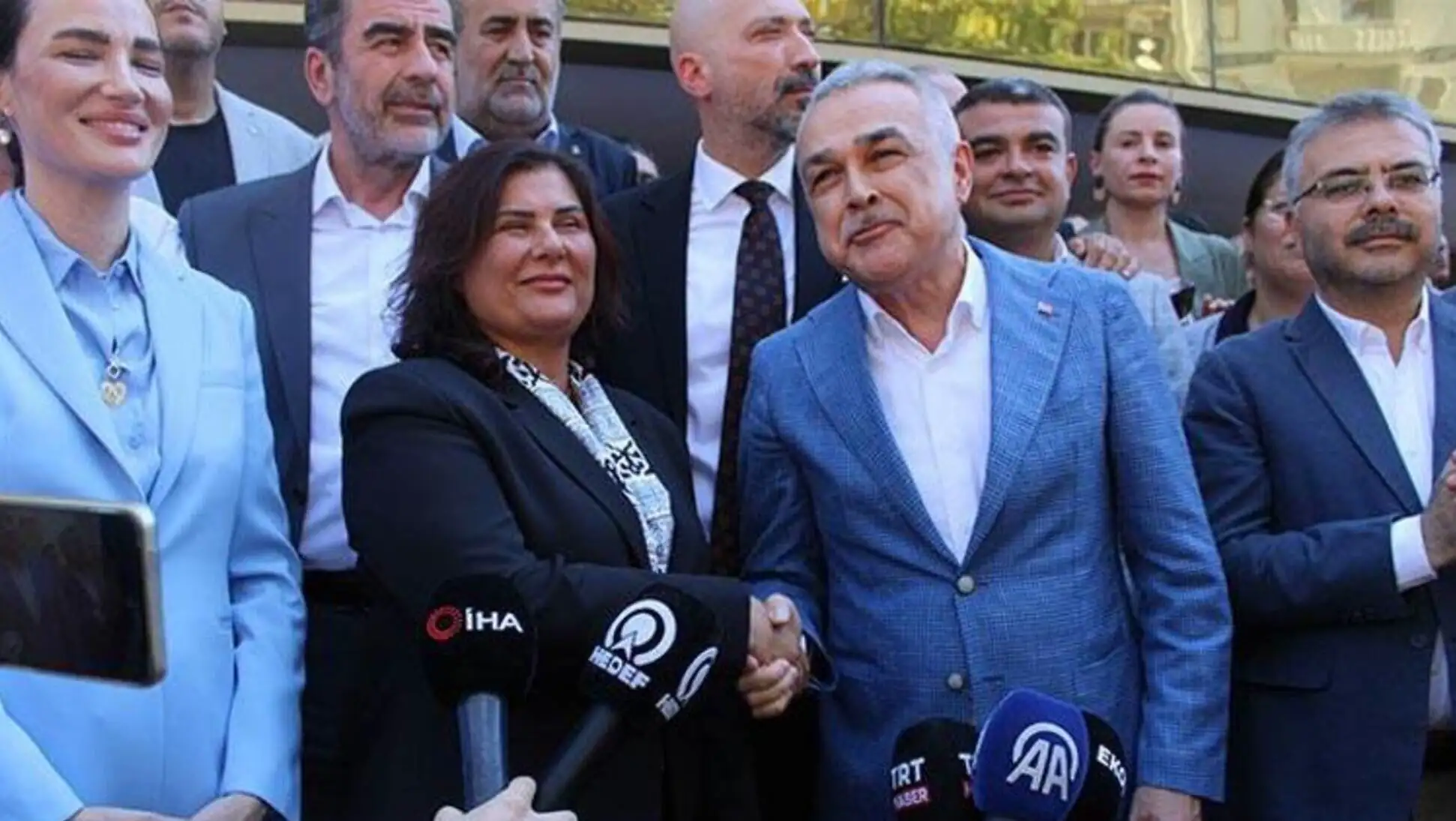 Özlem Çerçioğlu with her supporters at the AK Party membership ceremony. Özlem Çerçioğlu with her supporters at the AK Party membership ceremony.