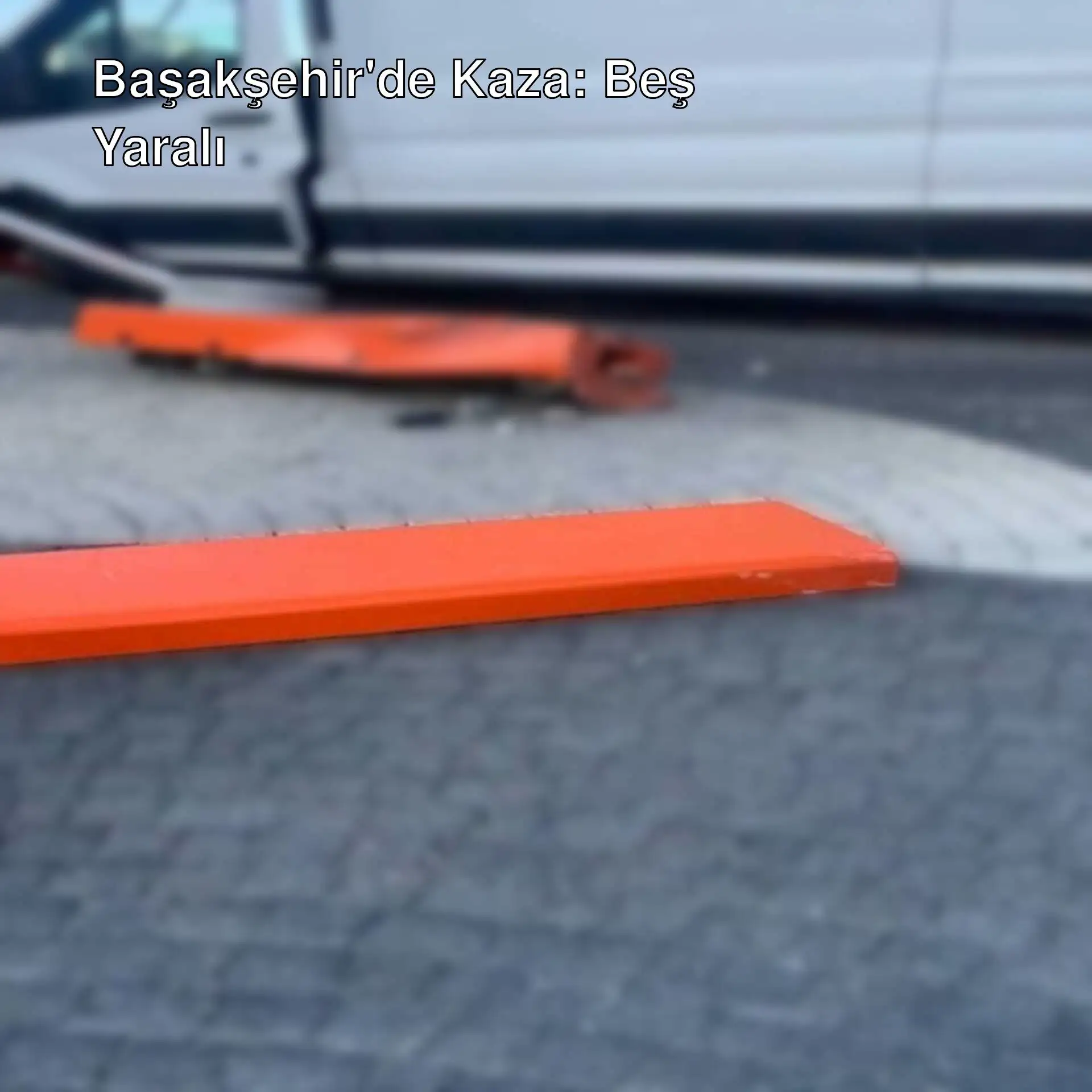 Başakşehir'de bir kaza sonrası yere düşen bir nesne. Başakşehir'de bir kaza sonrası yere düşen bir nesne.