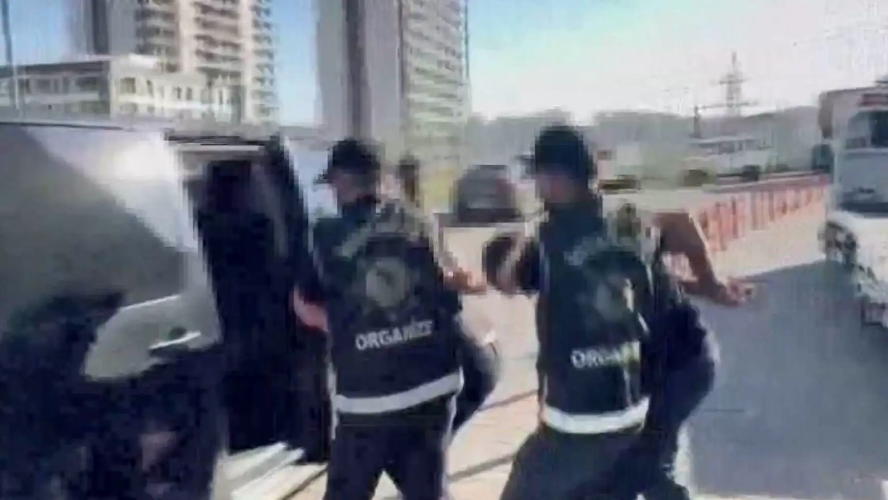 Dışarıda yürüyen bir grup insan. Dışarıda yürüyen bir grup insan.