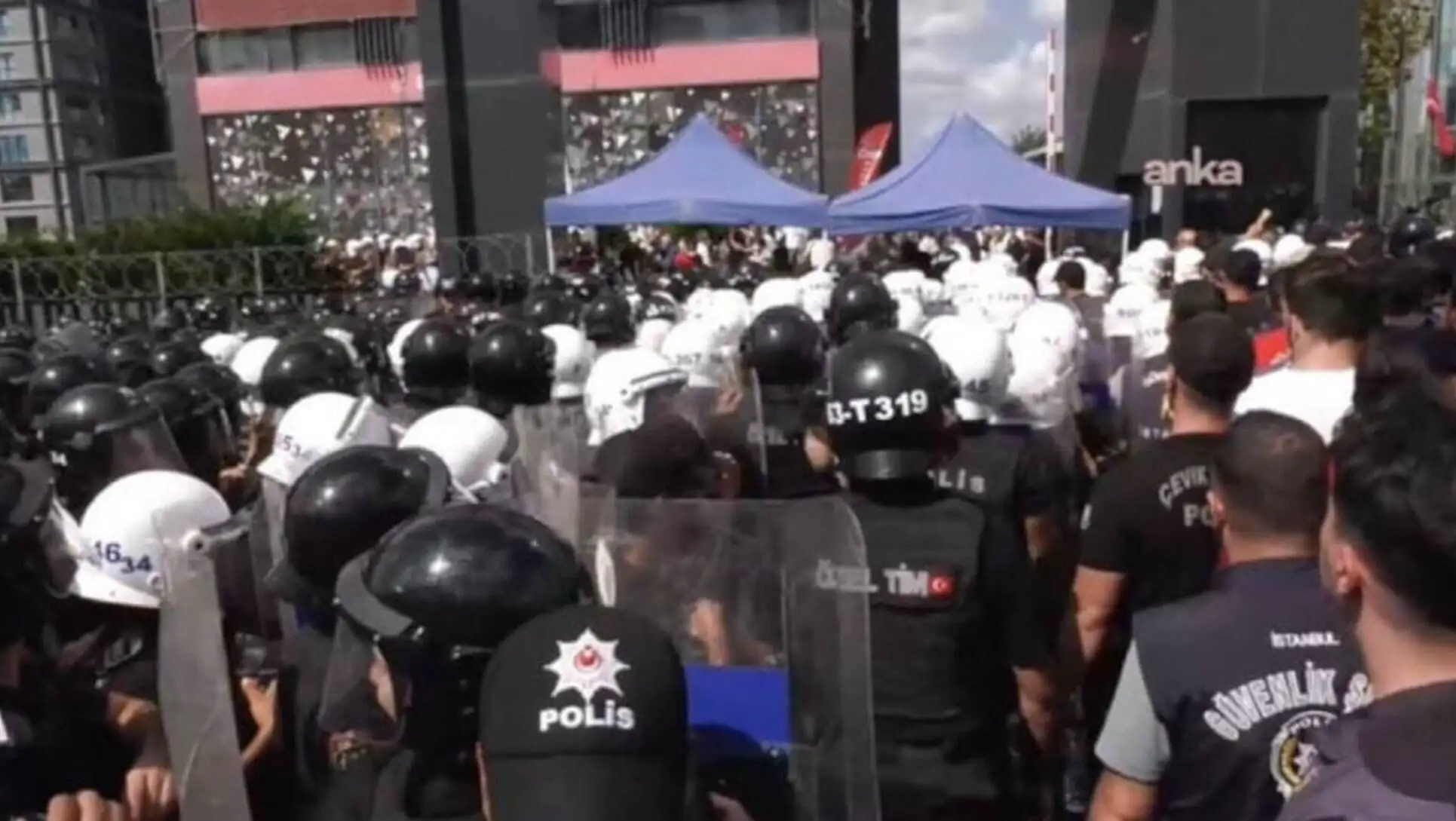 Polis önünde bir grup insan. Polis önünde bir grup insan.