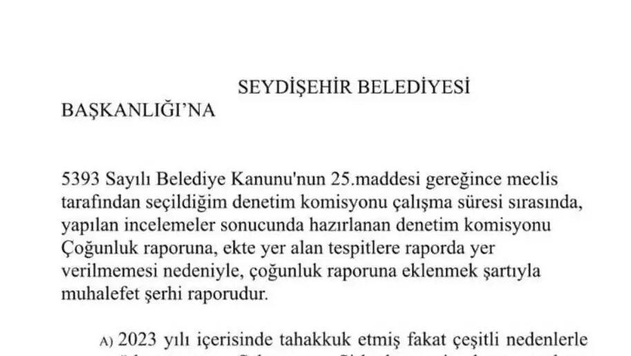 Bir adam kravatını düzeltiyor. Bir adam kravatını düzeltiyor.