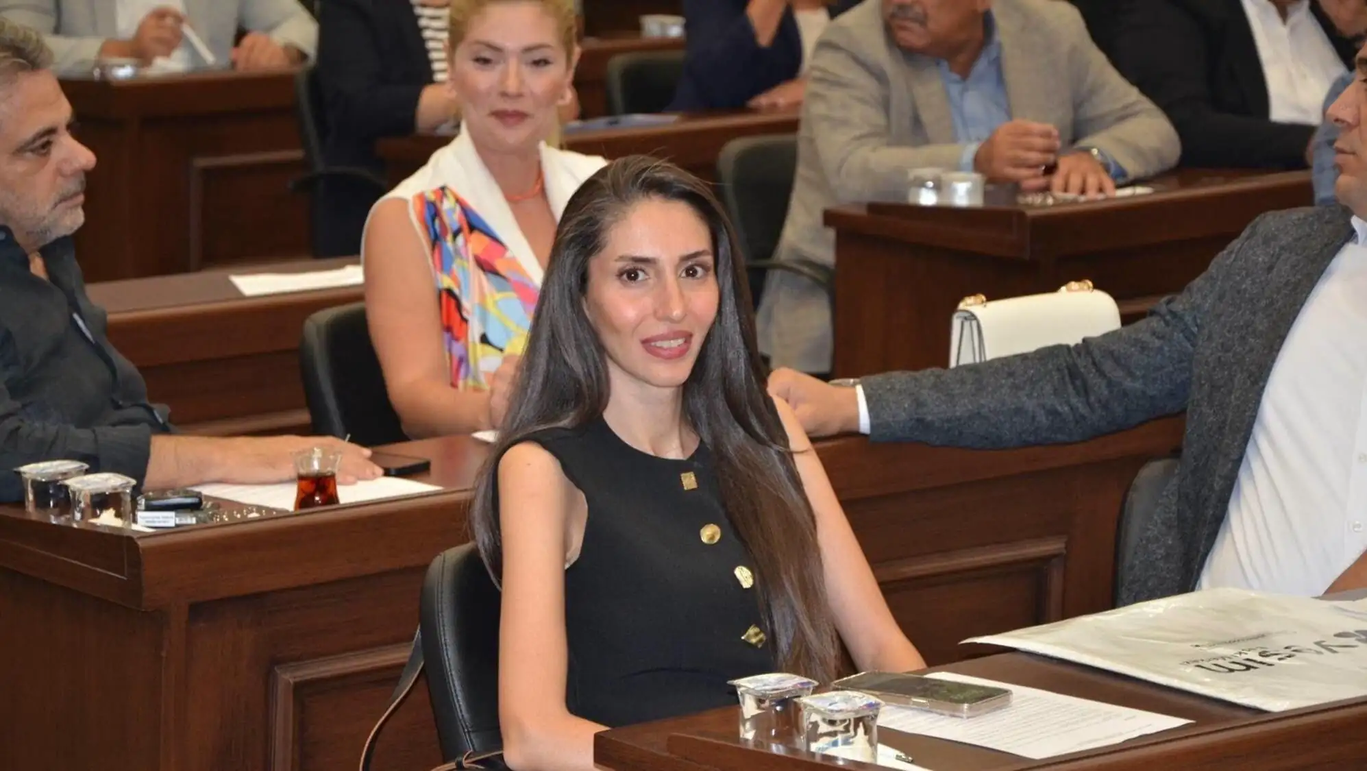 CHP'li meclis üyeleri oturma eylemi yapıyor. CHP'li meclis üyeleri oturma eylemi yapıyor.