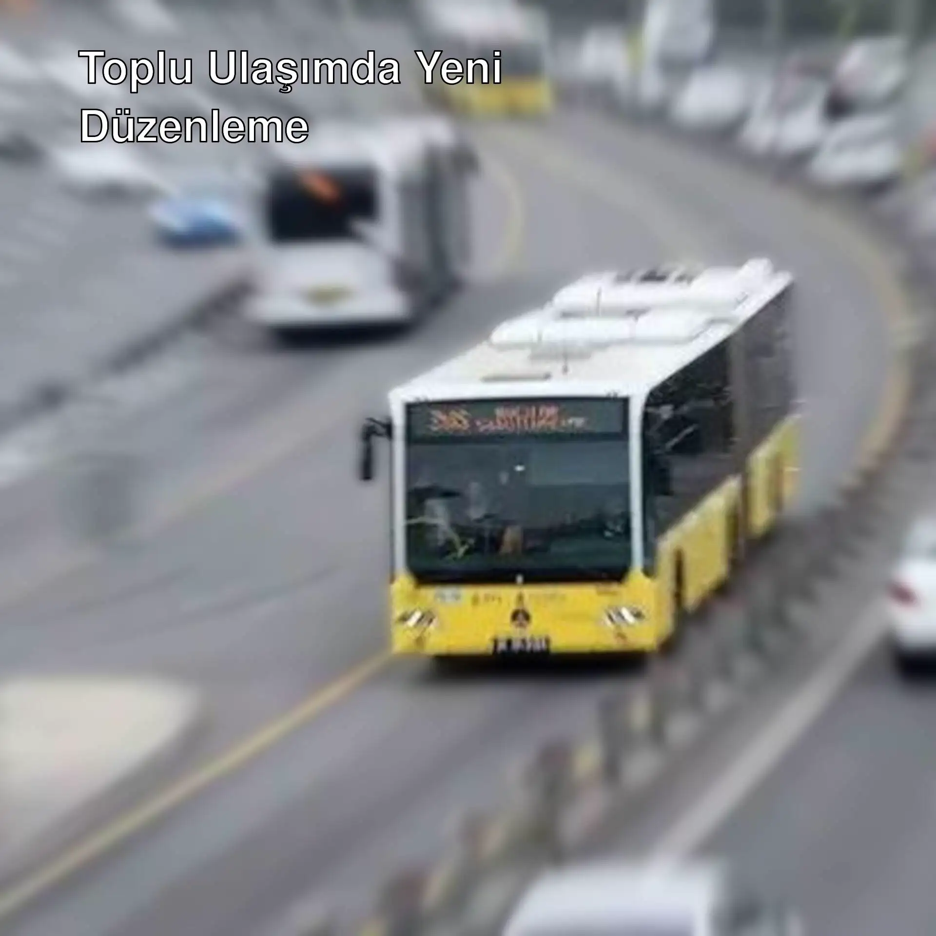 İstanbul'da bir otobüs yolda ilerliyor. İstanbul'da bir otobüs yolda ilerliyor.