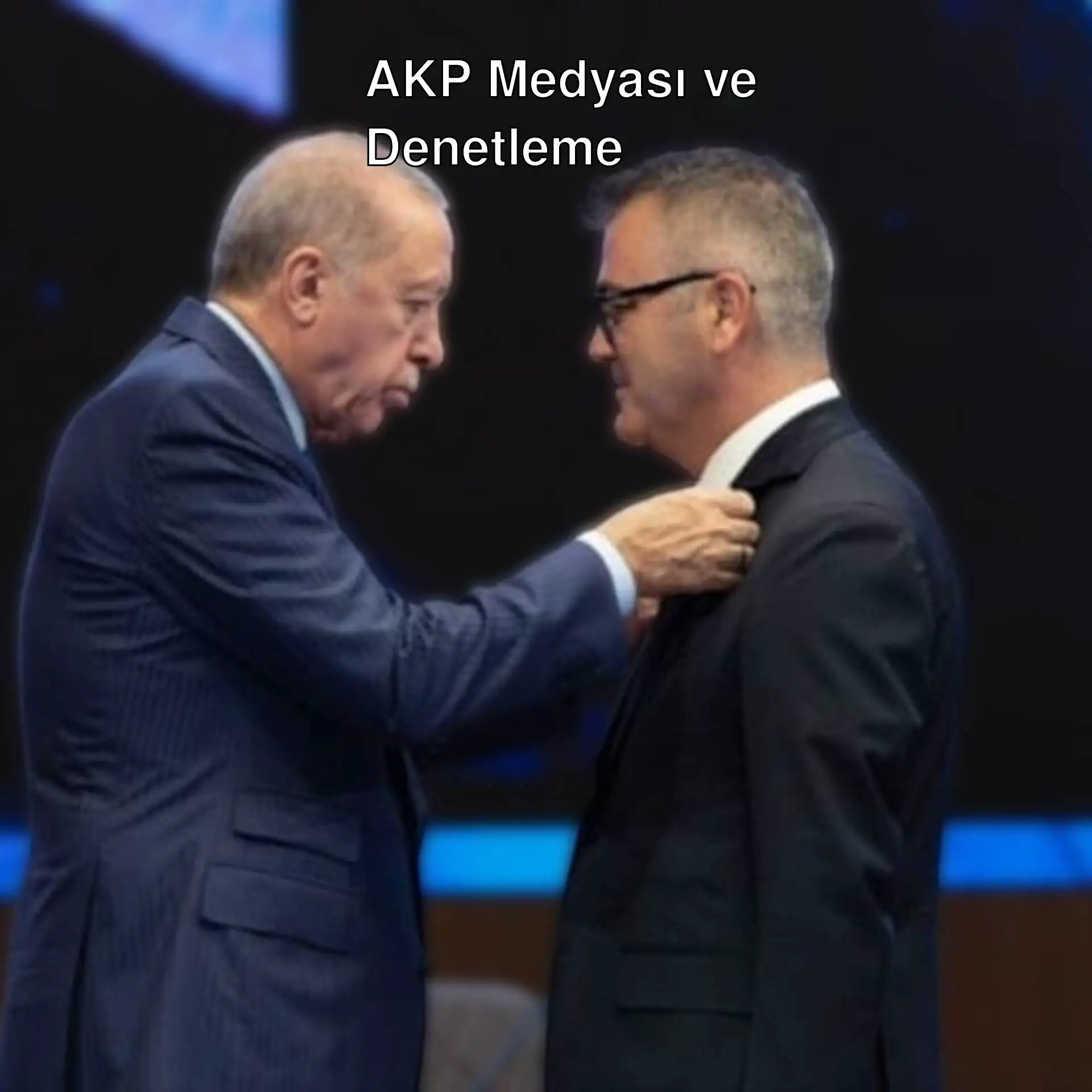 İki adam takım elbise içinde bir adamın ceketini düzeltiyor.
