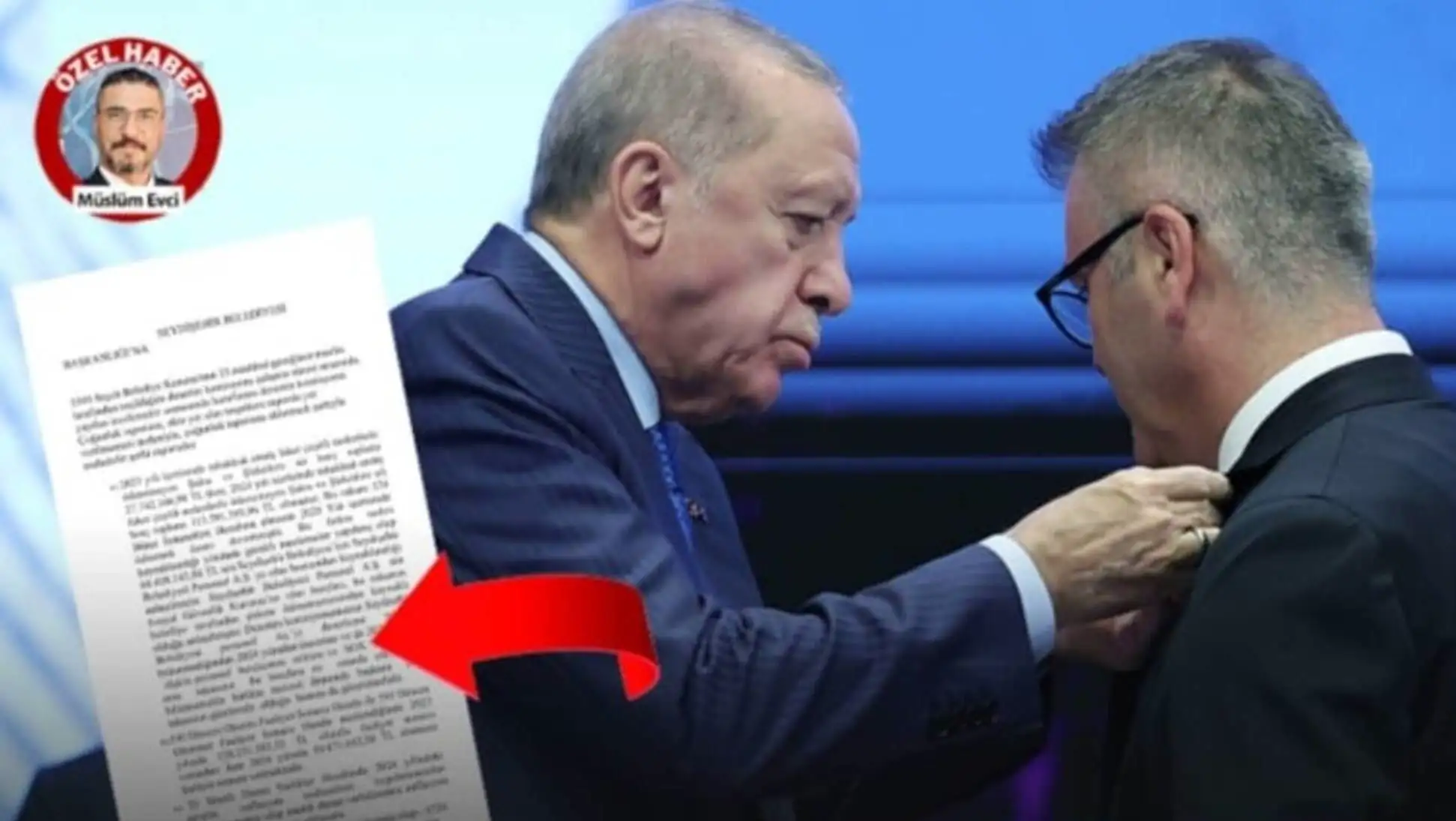 Bir adam kravatını düzeltiyor.