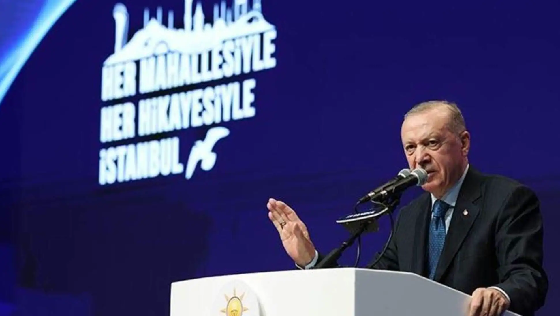 Cumhurbaşkanı Erdoğan mikrofonla konuşuyor. Cumhurbaşkanı Erdoğan mikrofonla konuşuyor.