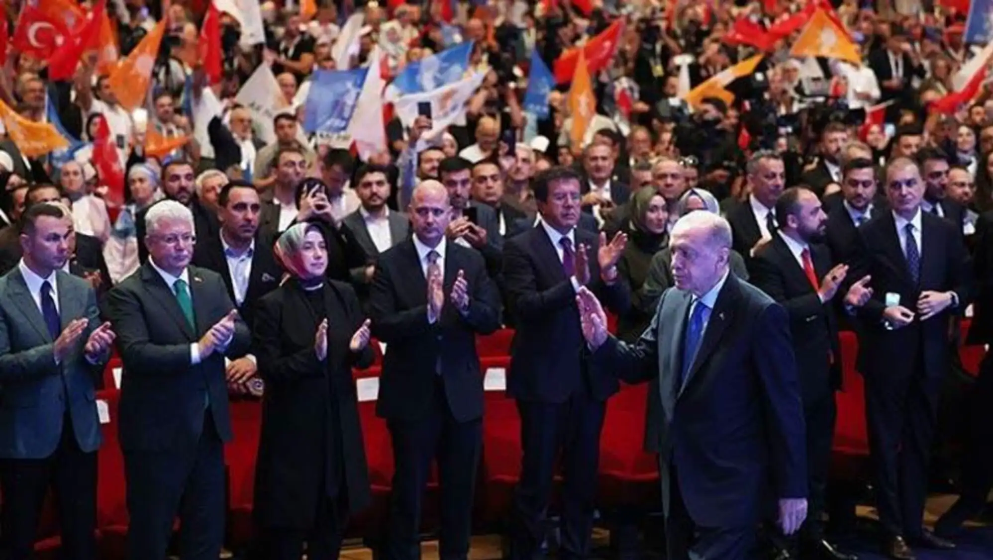 Cumhurbaşkanı Erdoğan kalabalık bir grup ile birlikte. Cumhurbaşkanı Erdoğan kalabalık bir grup ile birlikte.