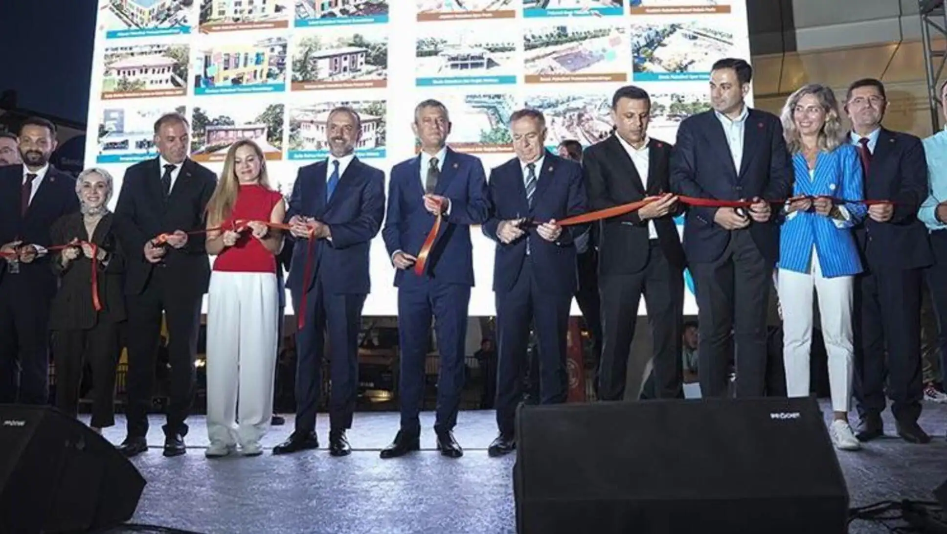 Özgür Özel cutting the opening ribbon. Özgür Özel cutting the opening ribbon.