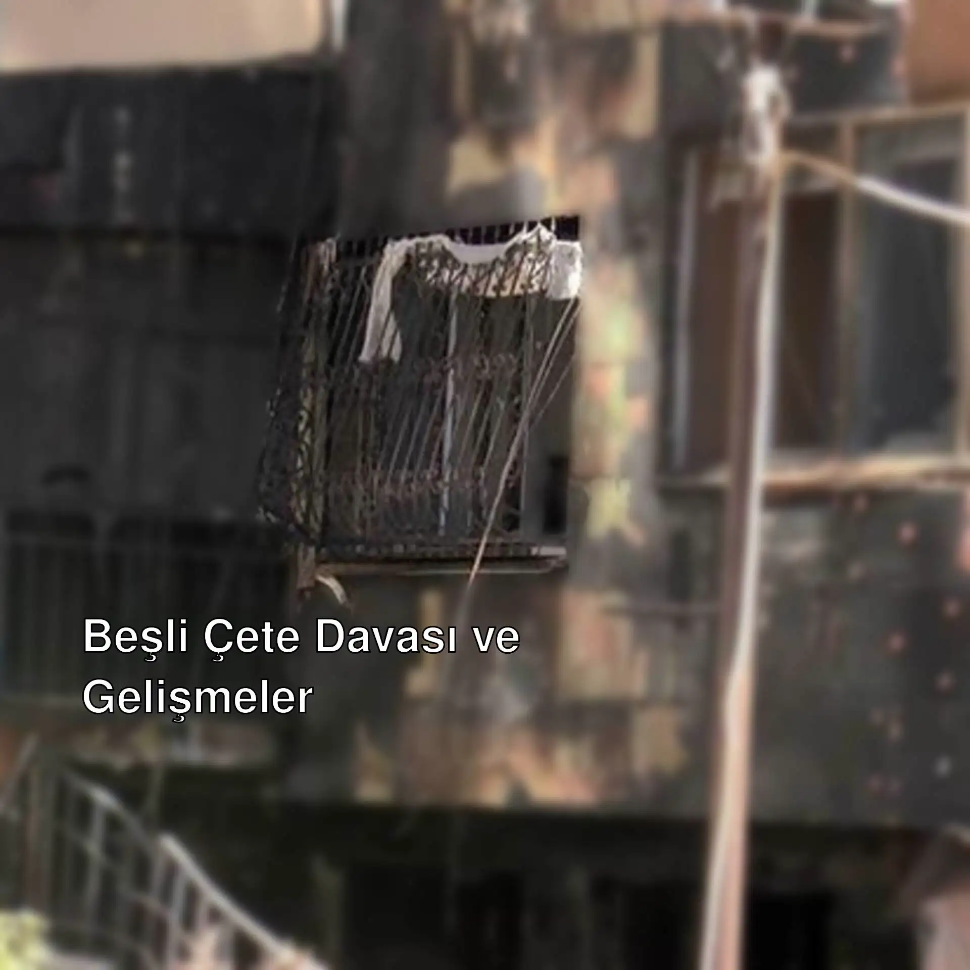 Yangın sonrası hasar gören bir bina. Yangın sonrası hasar gören bir bina.