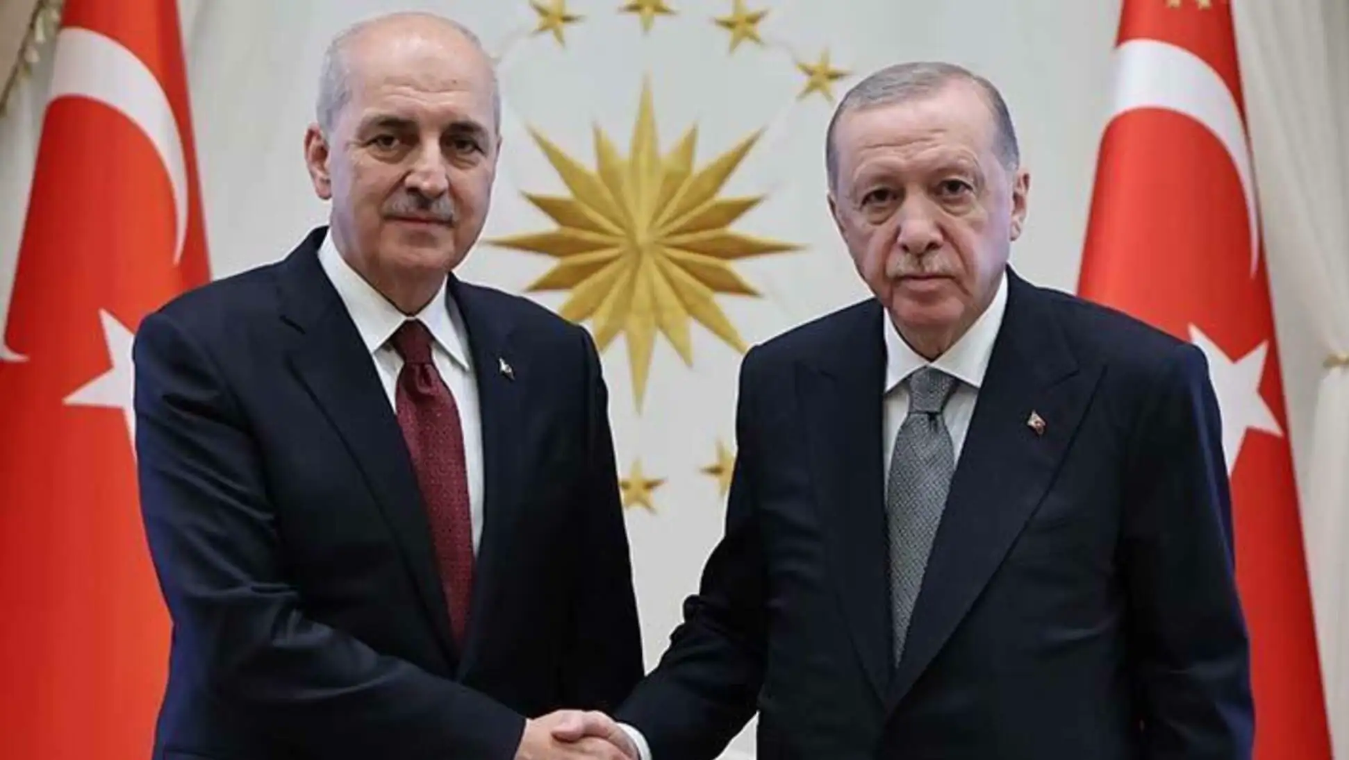 Cumhurbaşkanı Erdoğan ve TBMM Başkanı Kurtulmuş el sıkışıyor.