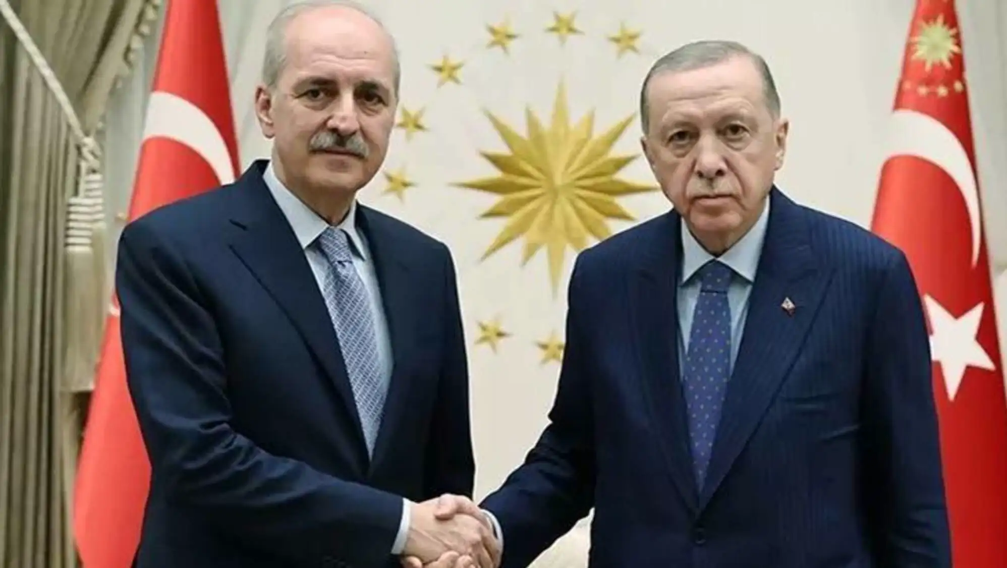 Cumhurbaşkanı Erdoğan ve TBMM Başkanı Kurtulmuş, resmi bir görüşme sırasında.