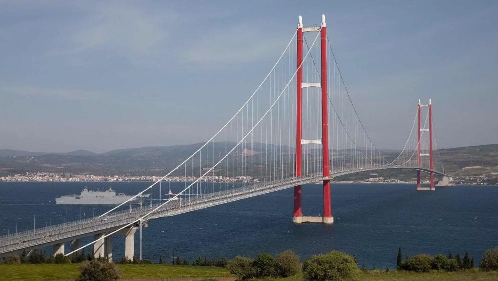 Su üzerinde büyük bir kırmızı ve beyaz köprü.