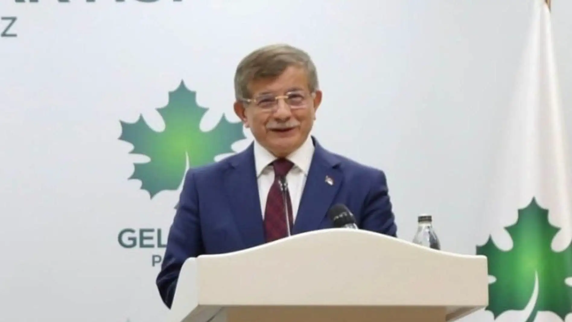 Bir adam, bir podiumda duruyor. Bir adam, bir podiumda duruyor.