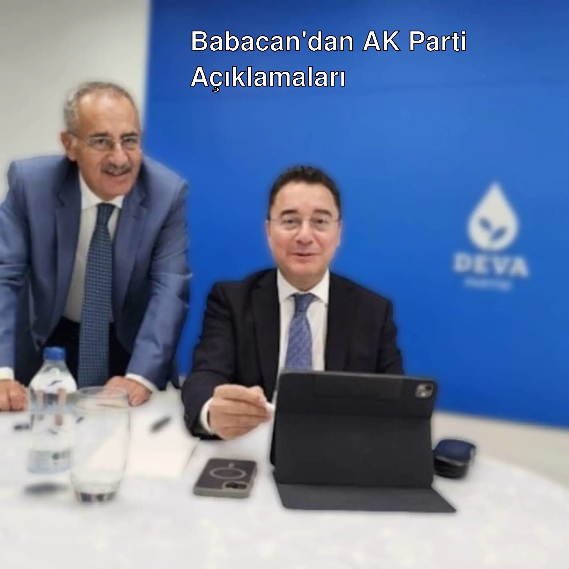 Ali Babacan ve yardımcısı bir masada oturuyor.