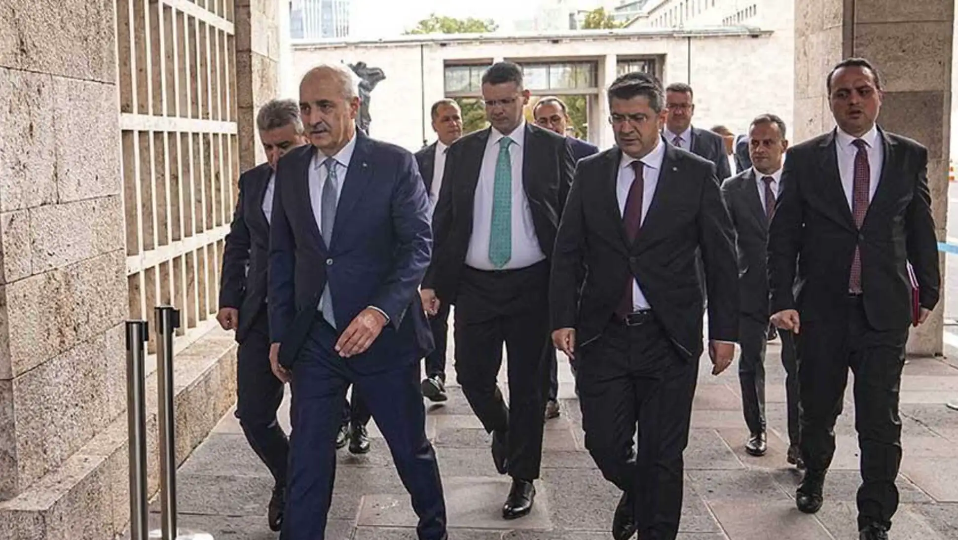 TBMM toplantısında katılımcılar. TBMM toplantısında katılımcılar.