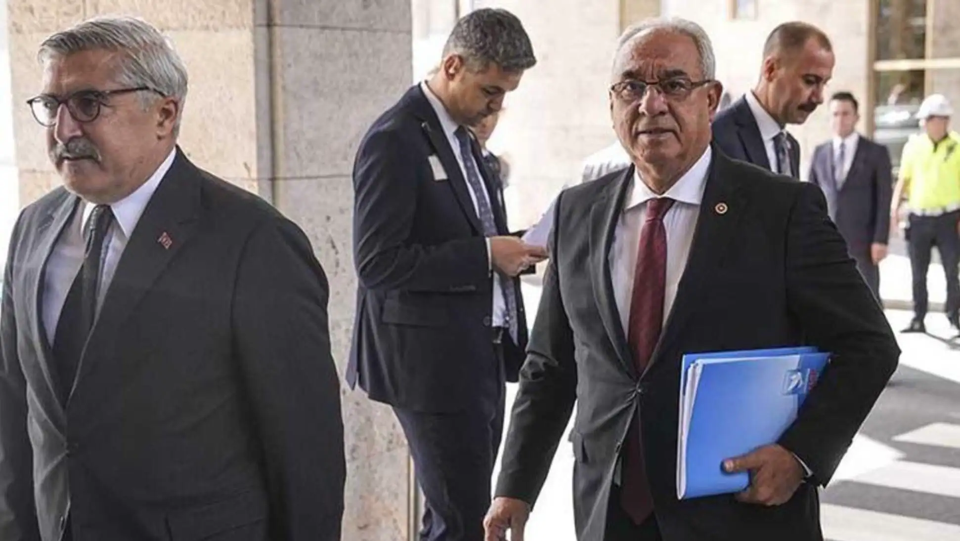 Toplantıda katılımcılar arasında tartışmalar. Toplantıda katılımcılar arasında tartışmalar.