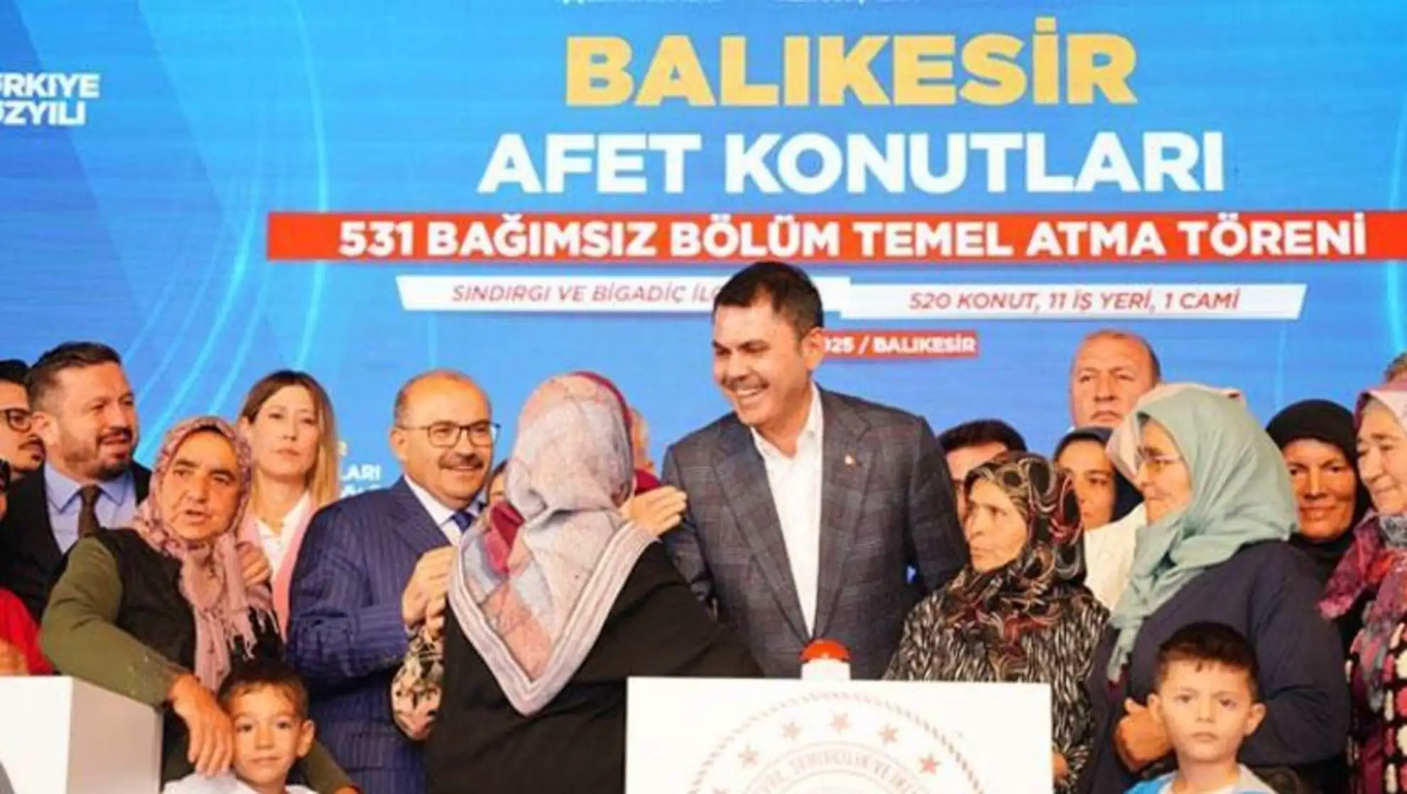 Bakan Kurum, temel atma töreninde köylülerle birlikte.