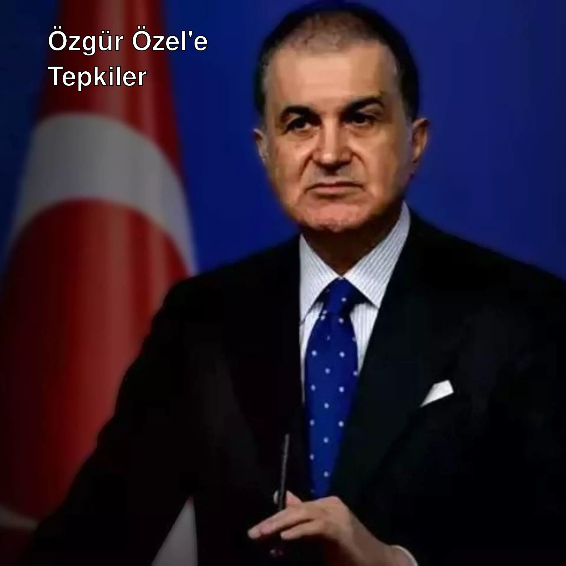 Bir adam takım elbise giymiş ve kravat takmış.