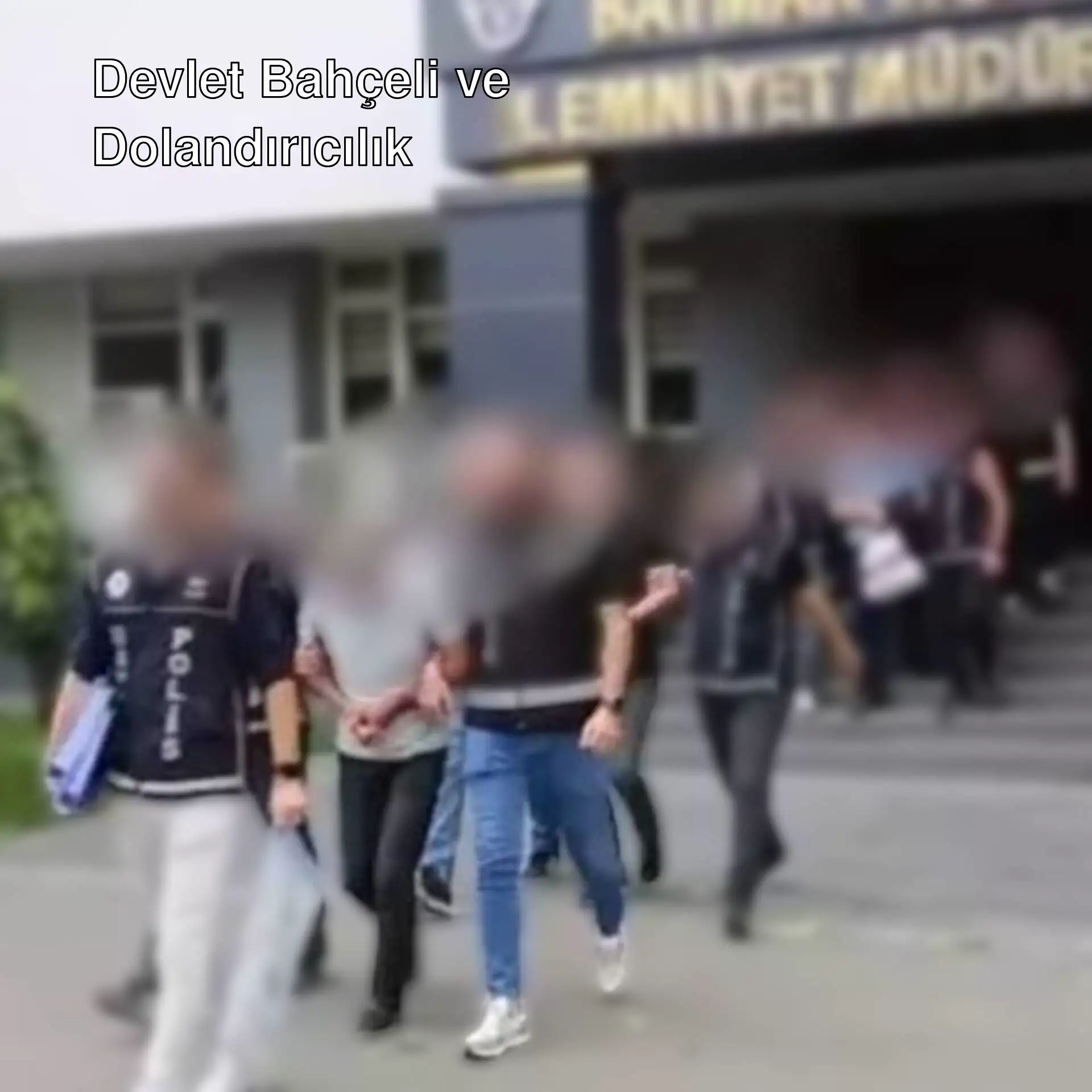 Dolandırıcılık operasyonu sırasında bir grup insan.