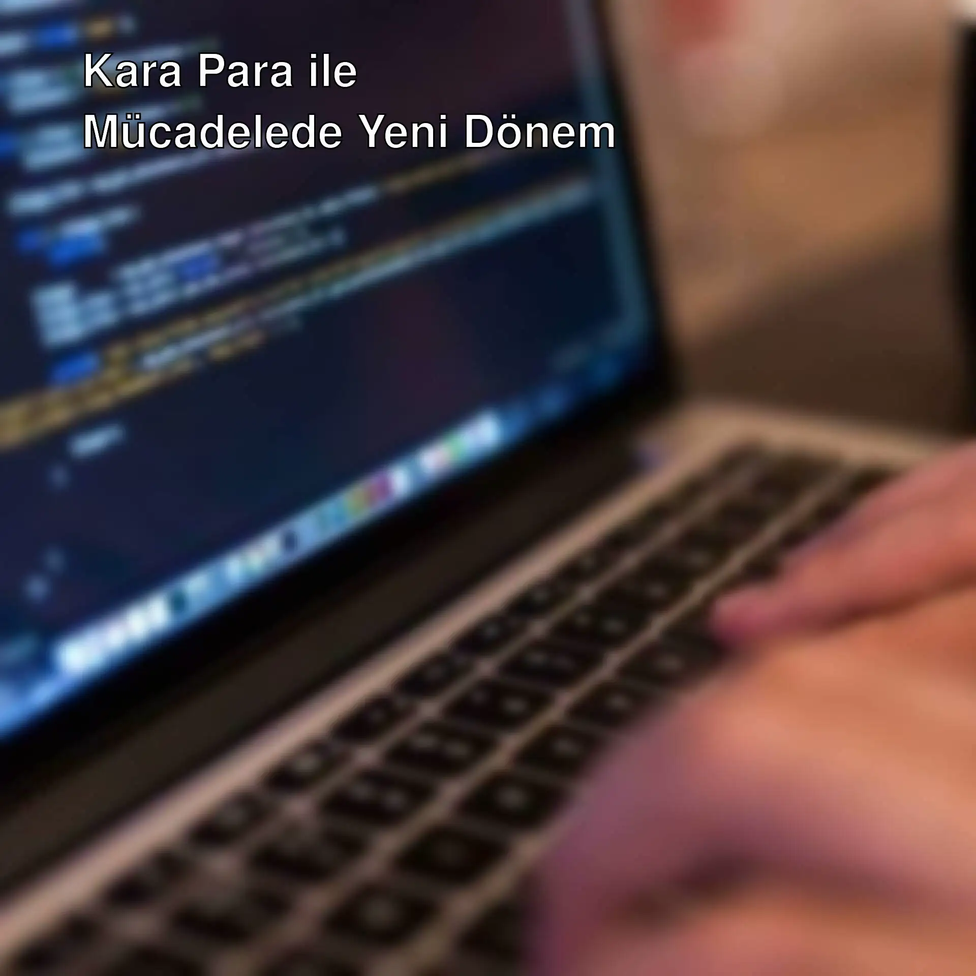 Bir kişi dizüstü bilgisayar üzerinde yazı yazıyor.