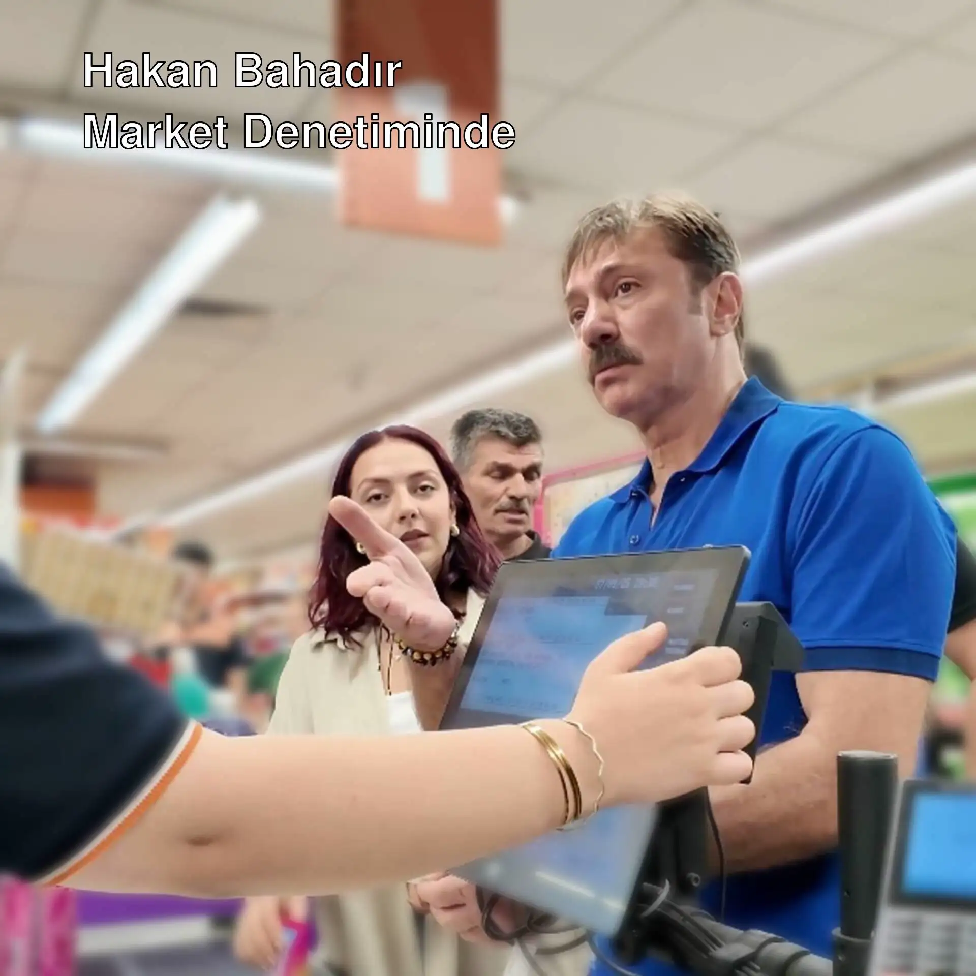 Bahçelievler Belediye Başkanı Hakan Bahadır markette denetim yapıyor.