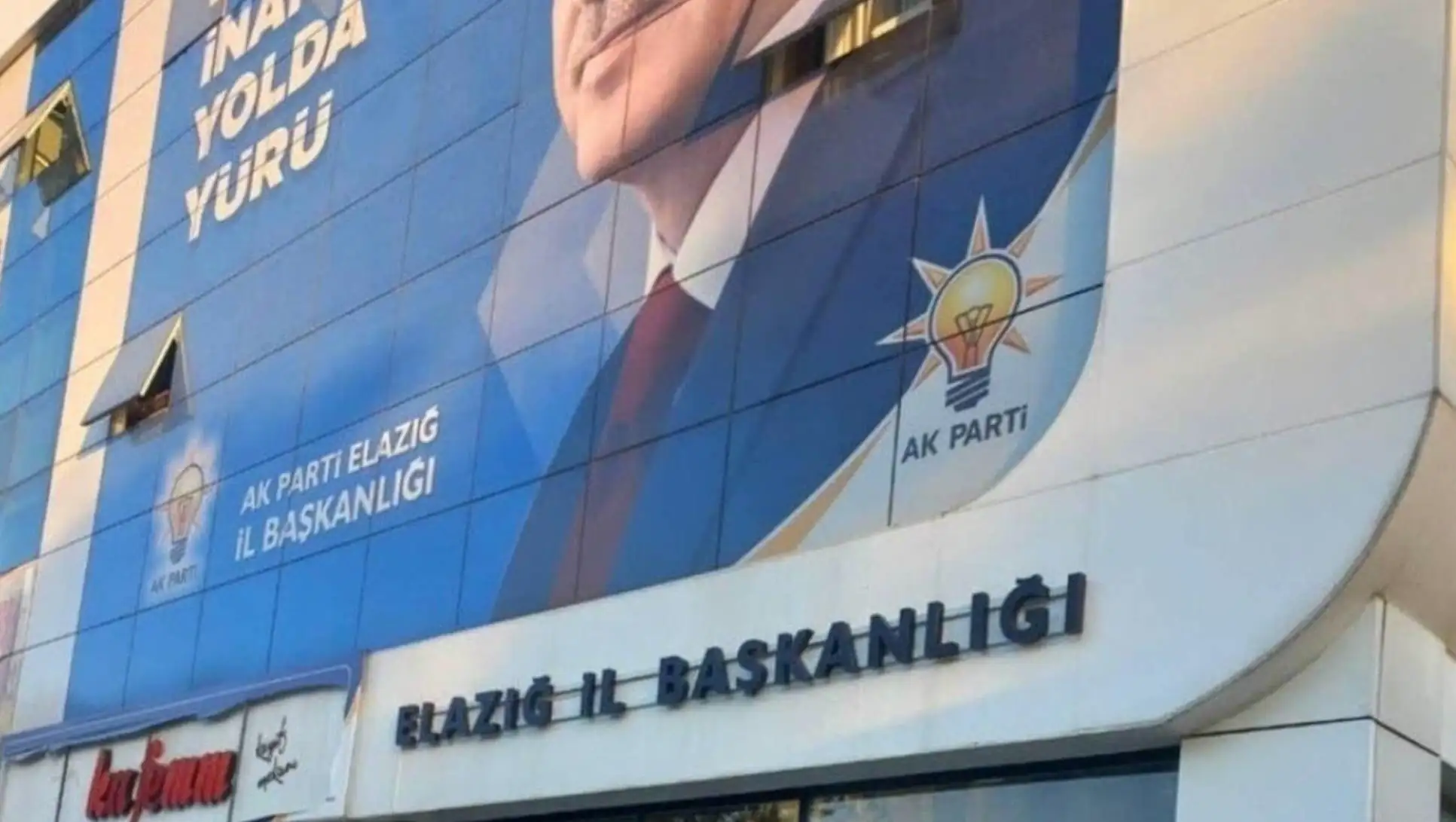 Bir binanın önünde bir adam.