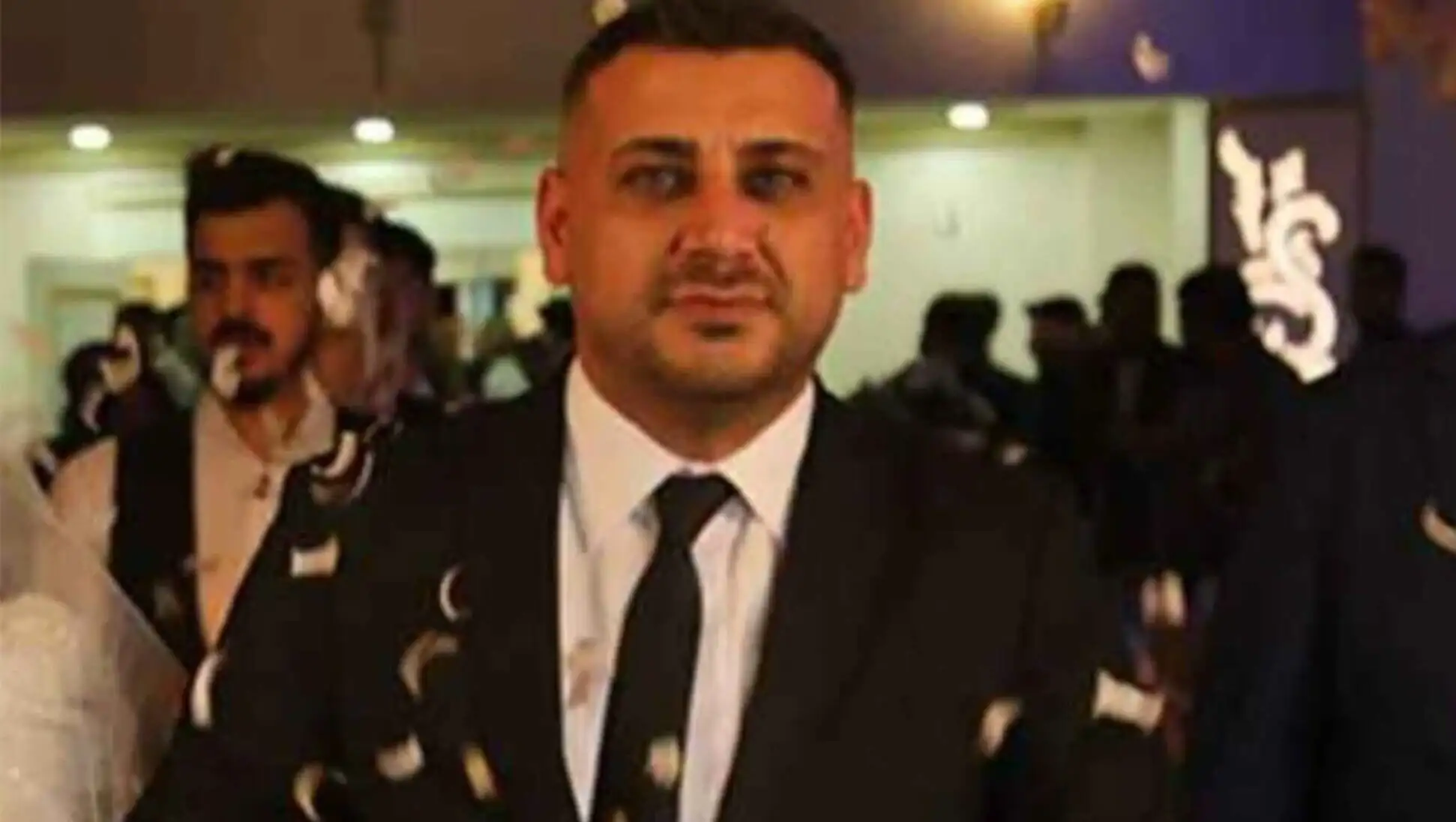 Bir adam takım elbise giymiş.
